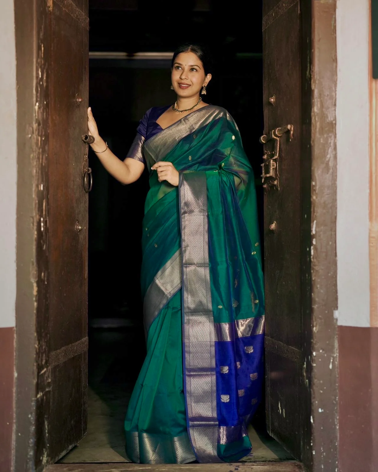 Dark Green and blue maheshwari dual tone saree with flower bootis all over - Image 6