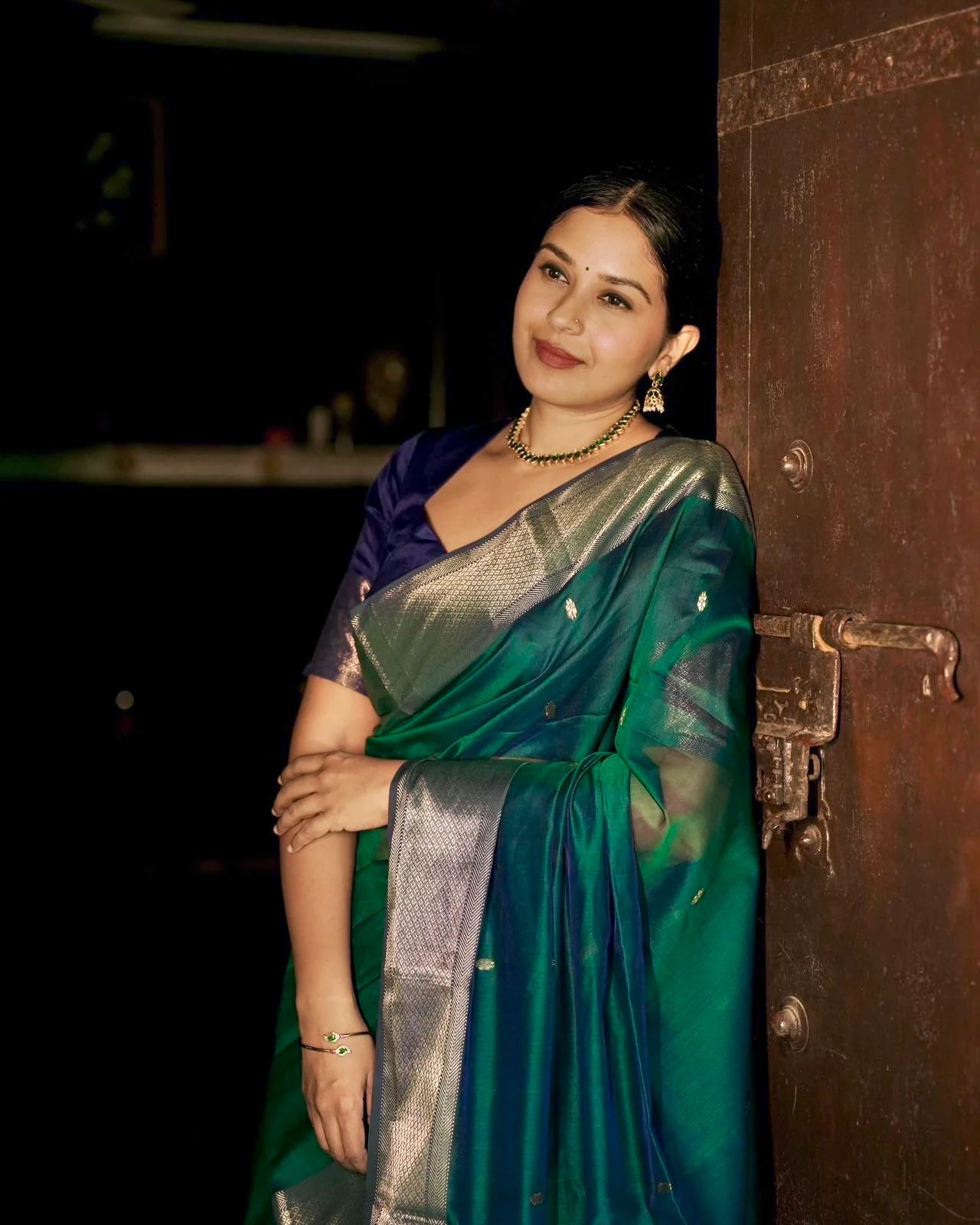 Dark Green and blue maheshwari dual tone saree with flower bootis all over - Image 7