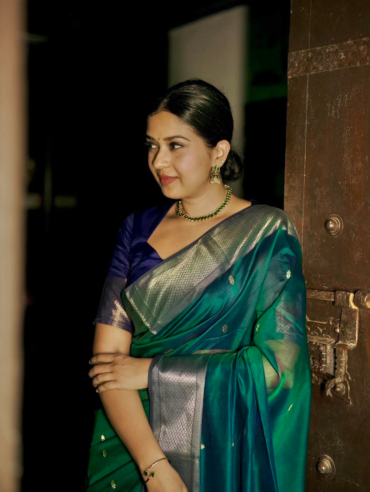Dark Green and blue maheshwari dual tone saree with flower bootis all over - Image 8