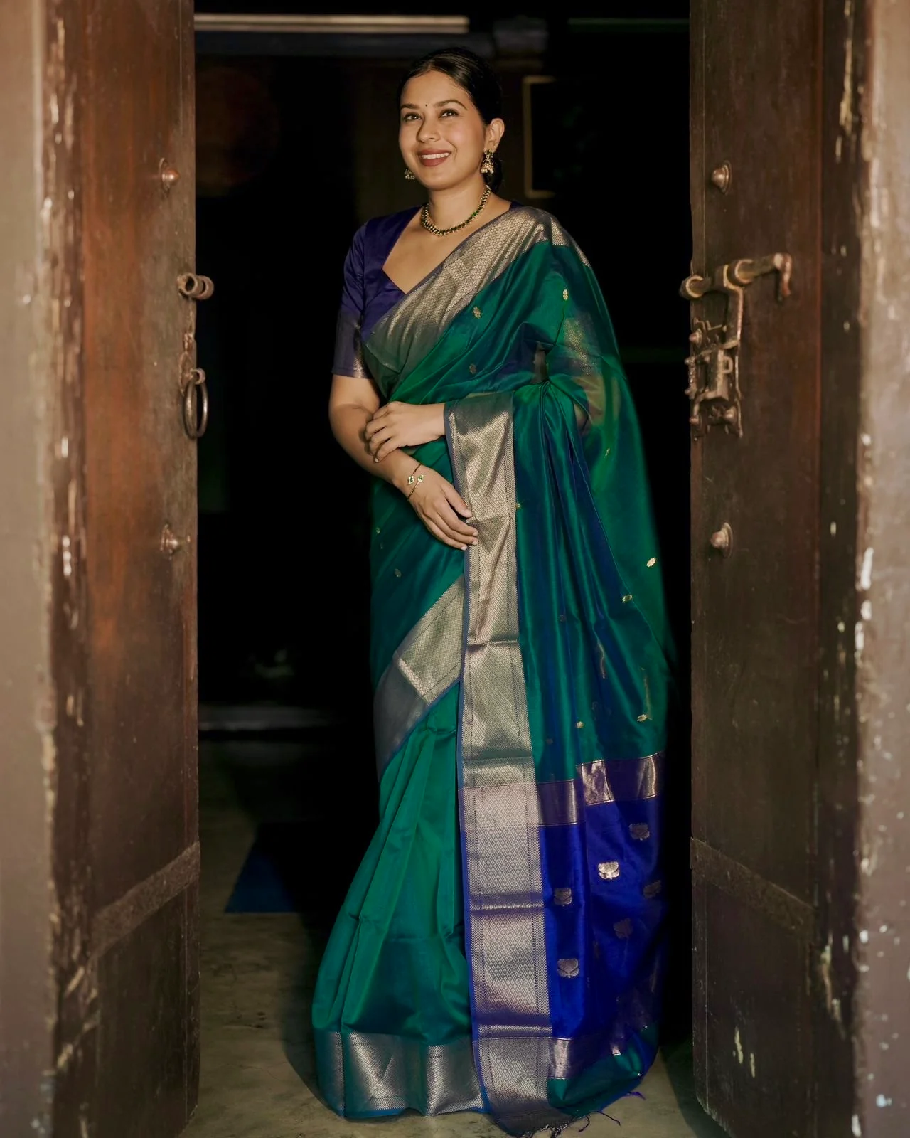Dark Green and blue maheshwari dual tone saree with flower bootis all over - Image 9