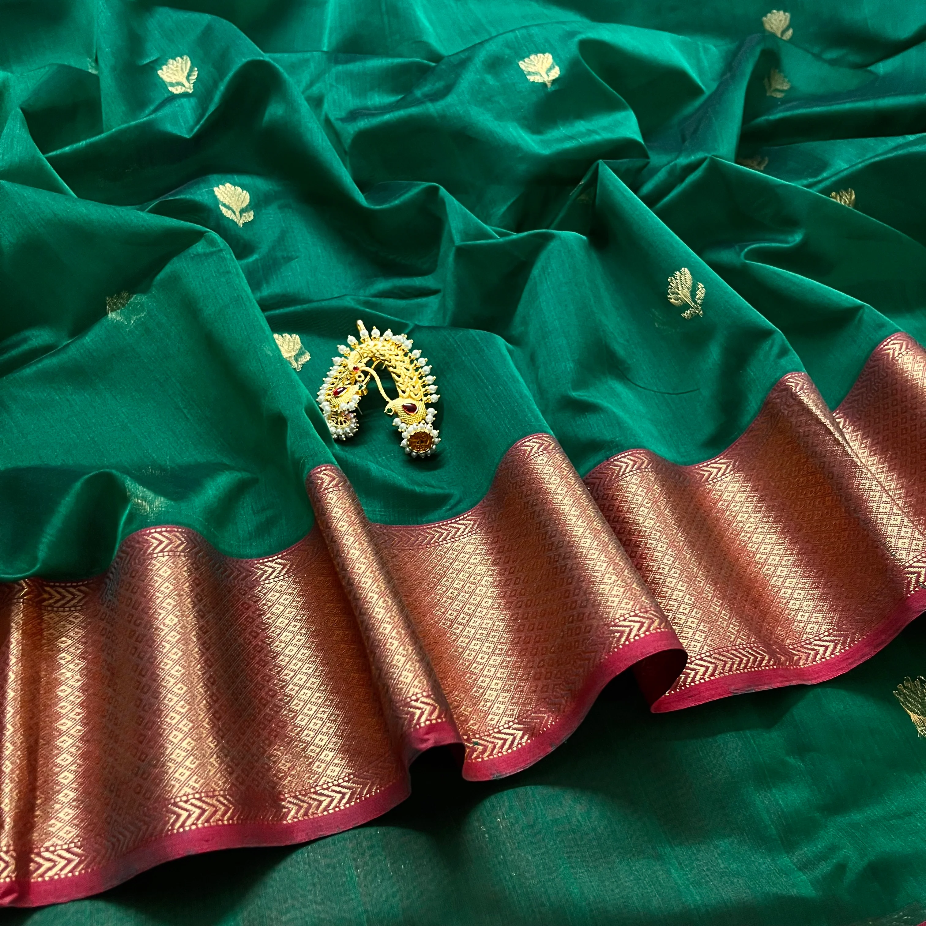 Dark green and red Maheshwari saree with flower motifs all over - Image 3