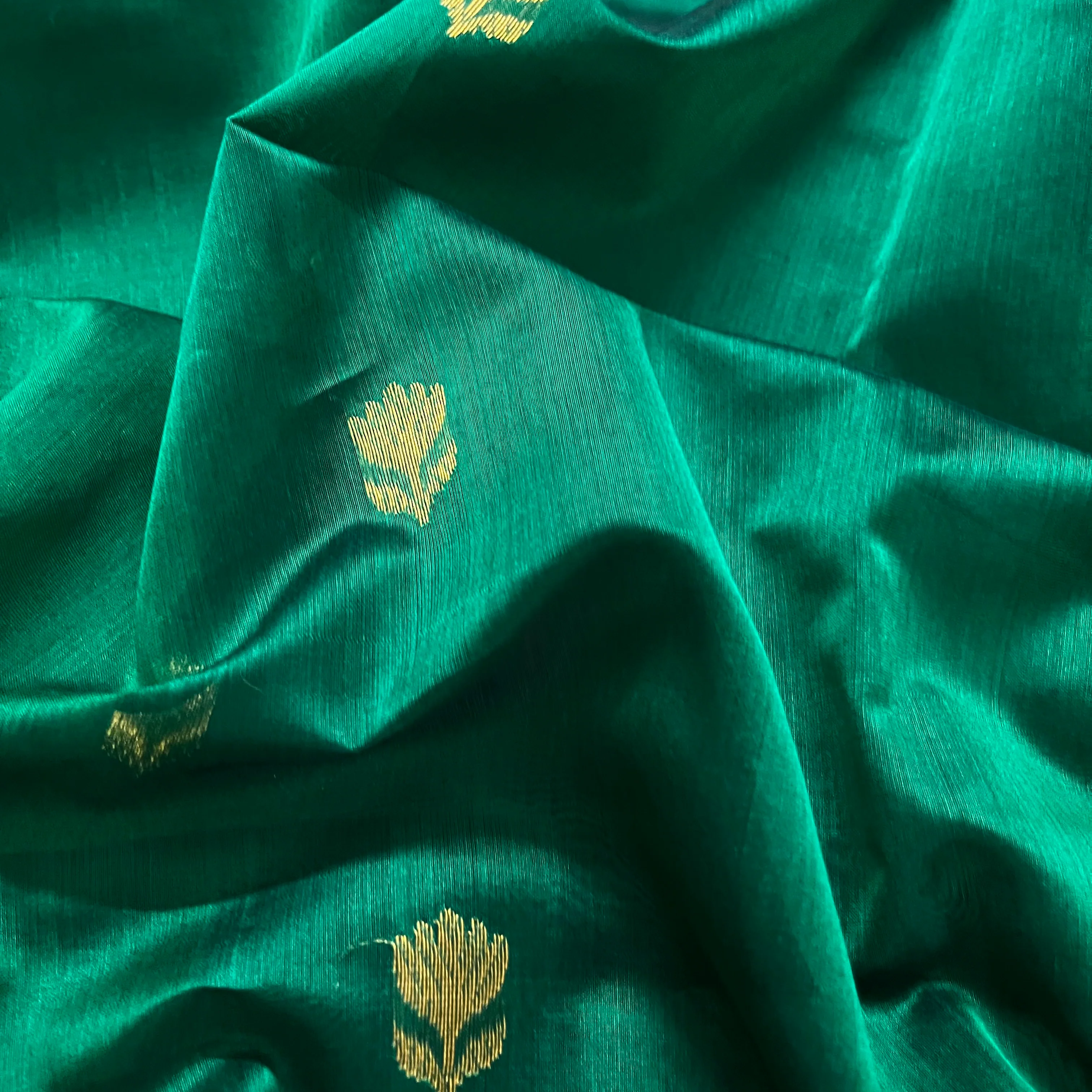 Dark green and red Maheshwari saree with flower motifs all over - Image 4