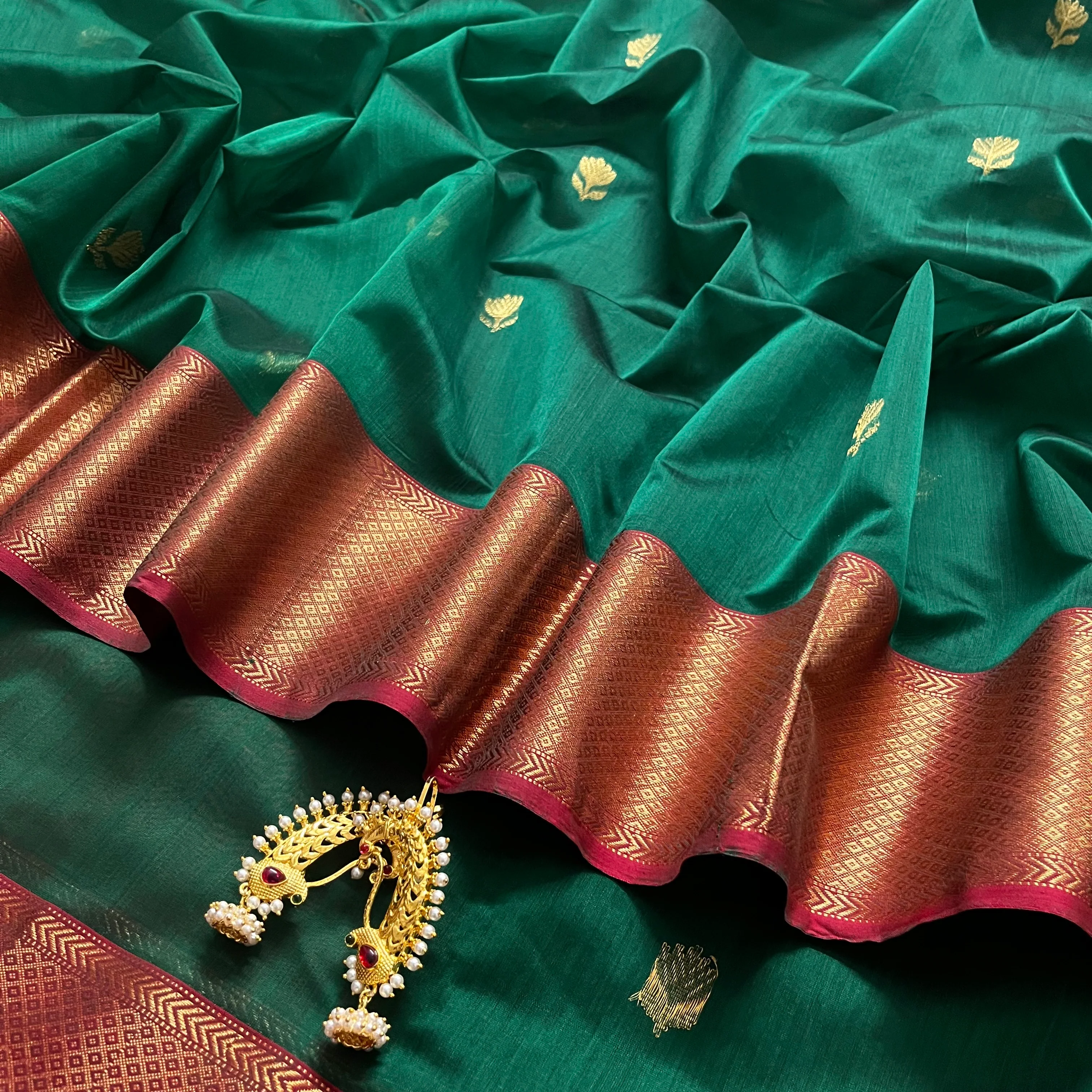 Dark green and red Maheshwari saree with flower motifs all over - Image 5