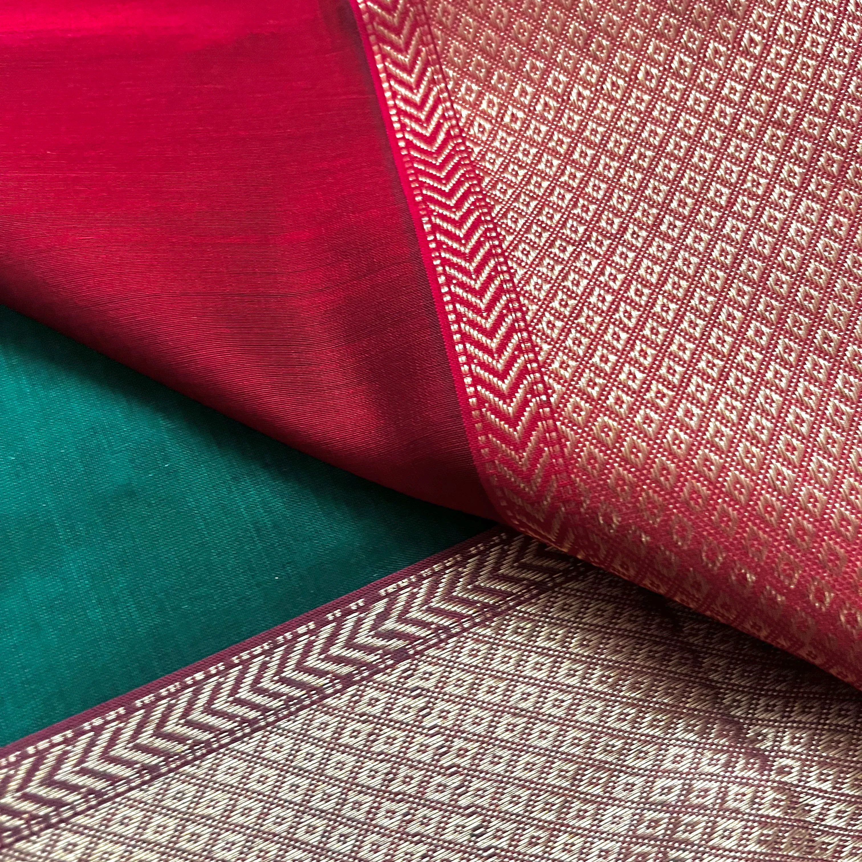 Dark green and red Maheshwari saree with flower motifs all over - Image 6