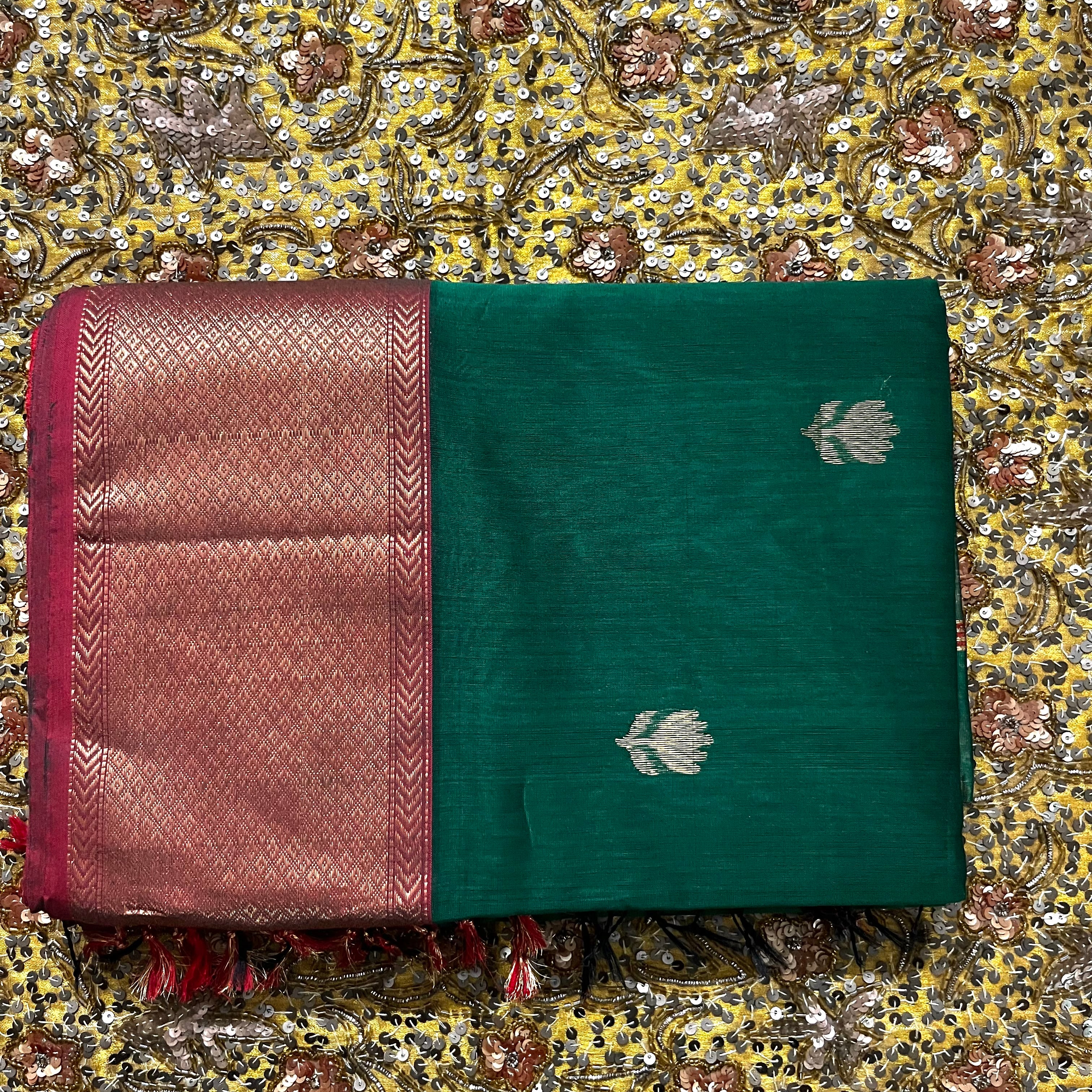 Dark green and red Maheshwari saree with flower motifs all over - Image 7