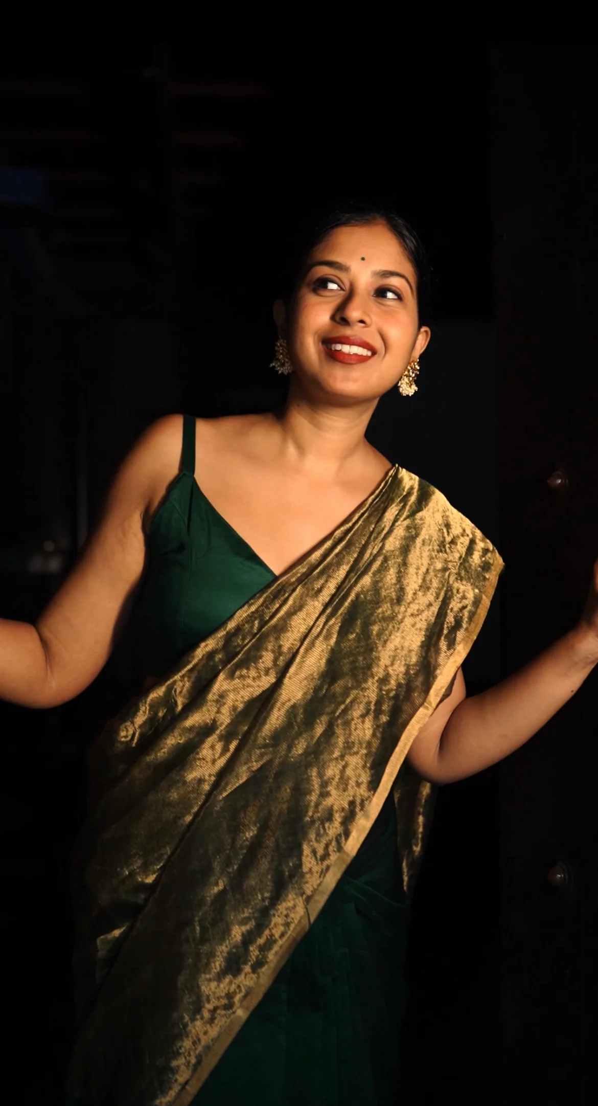 Dark Green & Gold Maheshwari Saree with Zari Border - Image 6