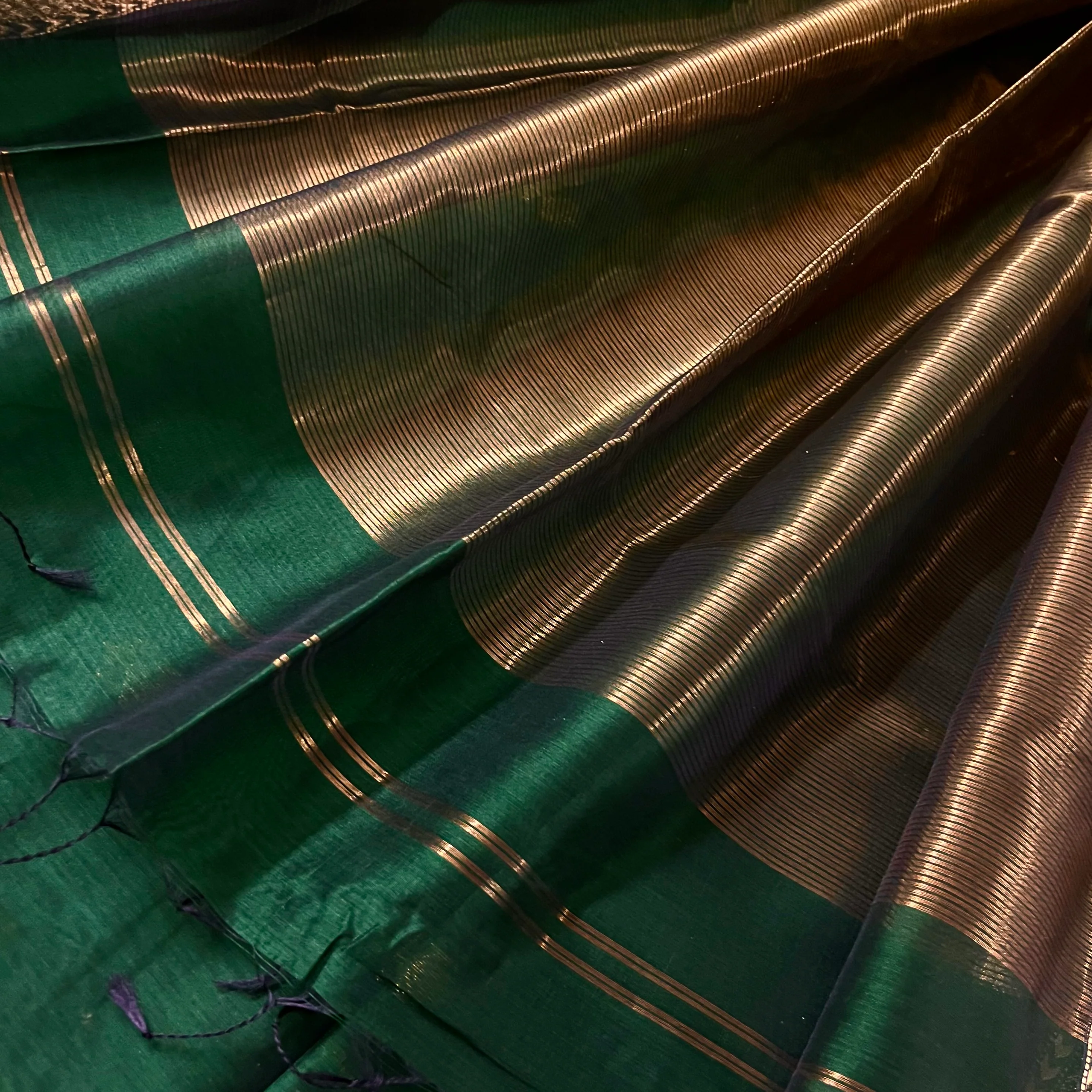 Dark green Maheshwari saree with flower motifs all over - Image 2