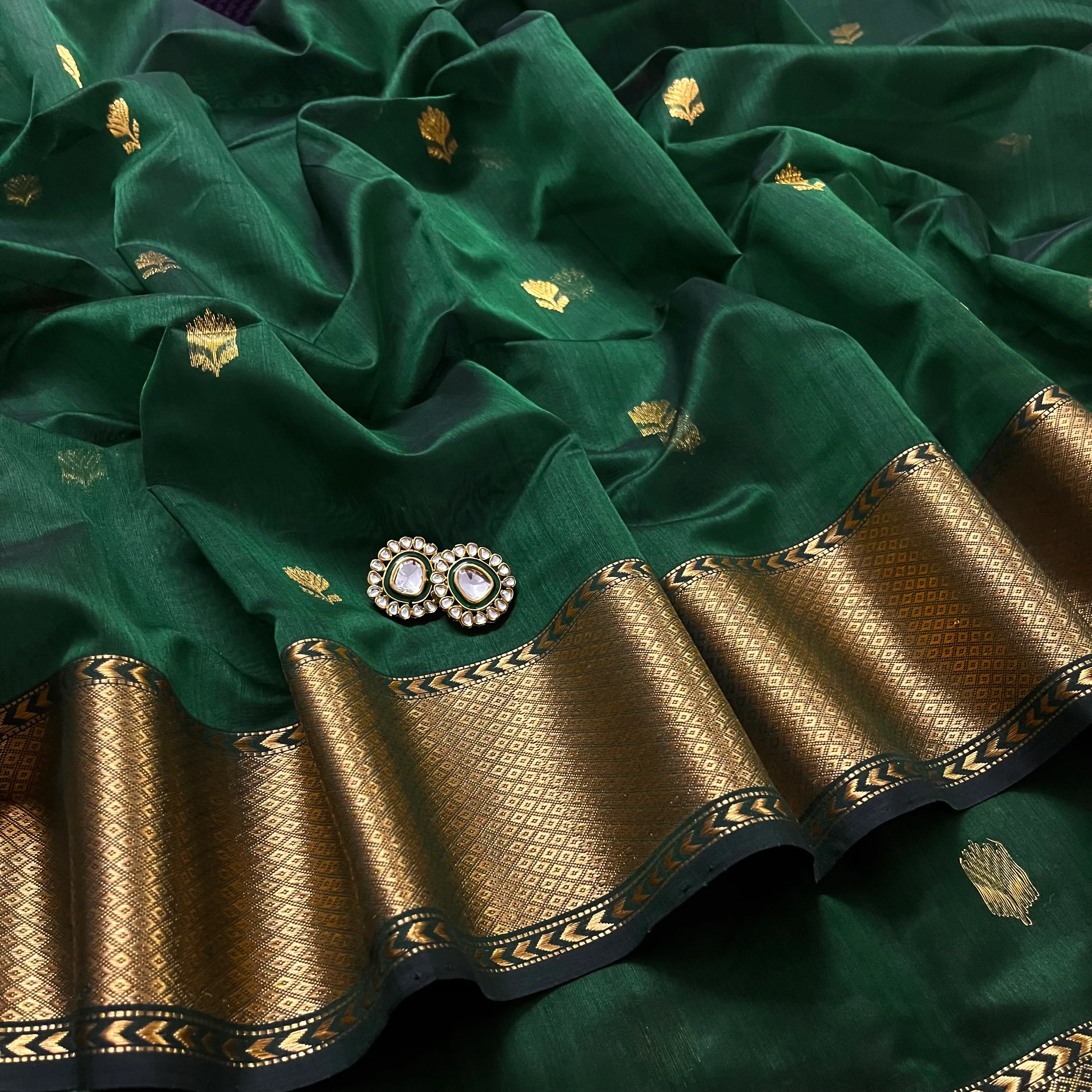 Dark green Maheshwari saree with flower motifs all over - Image 3
