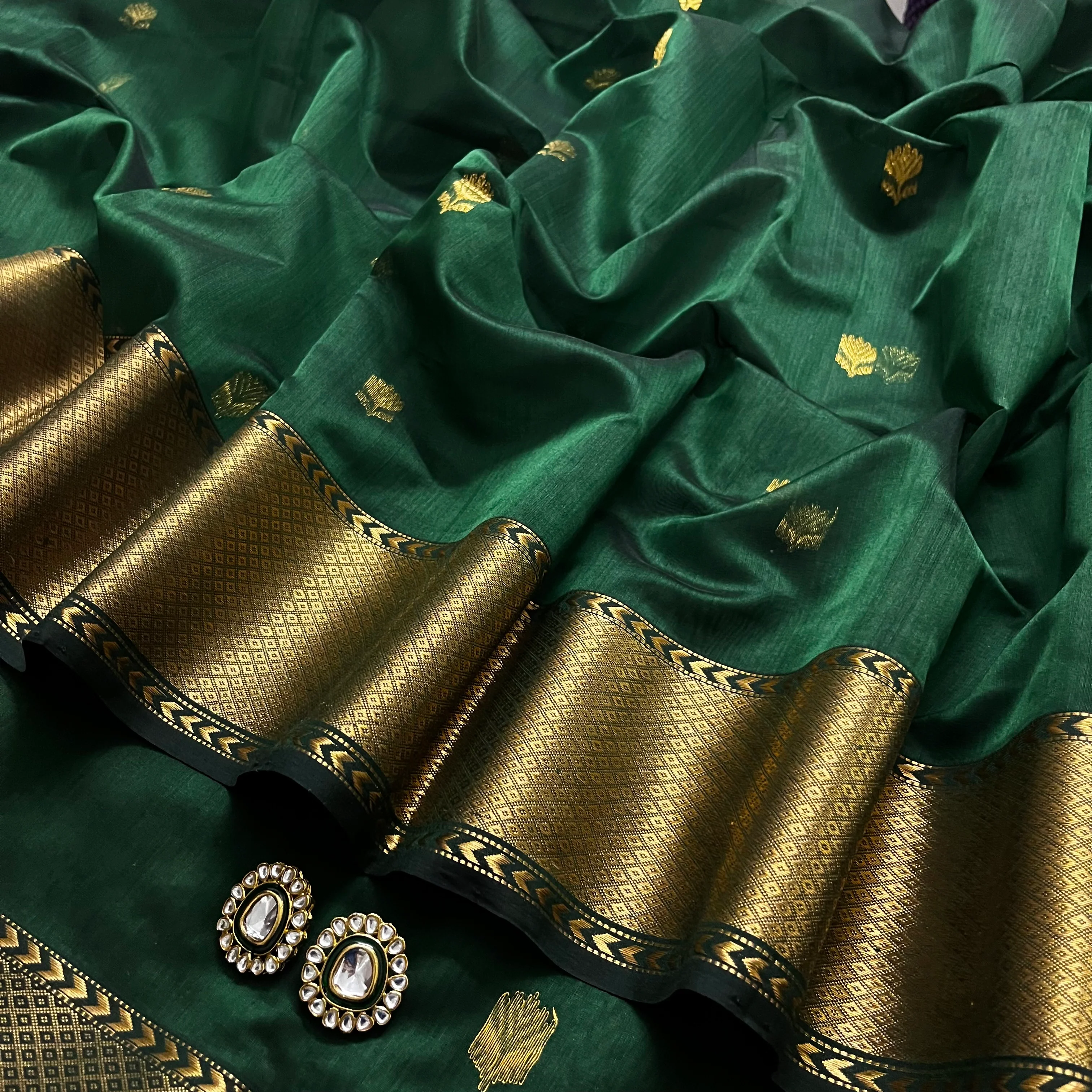 Dark green Maheshwari saree with flower motifs all over - Image 4