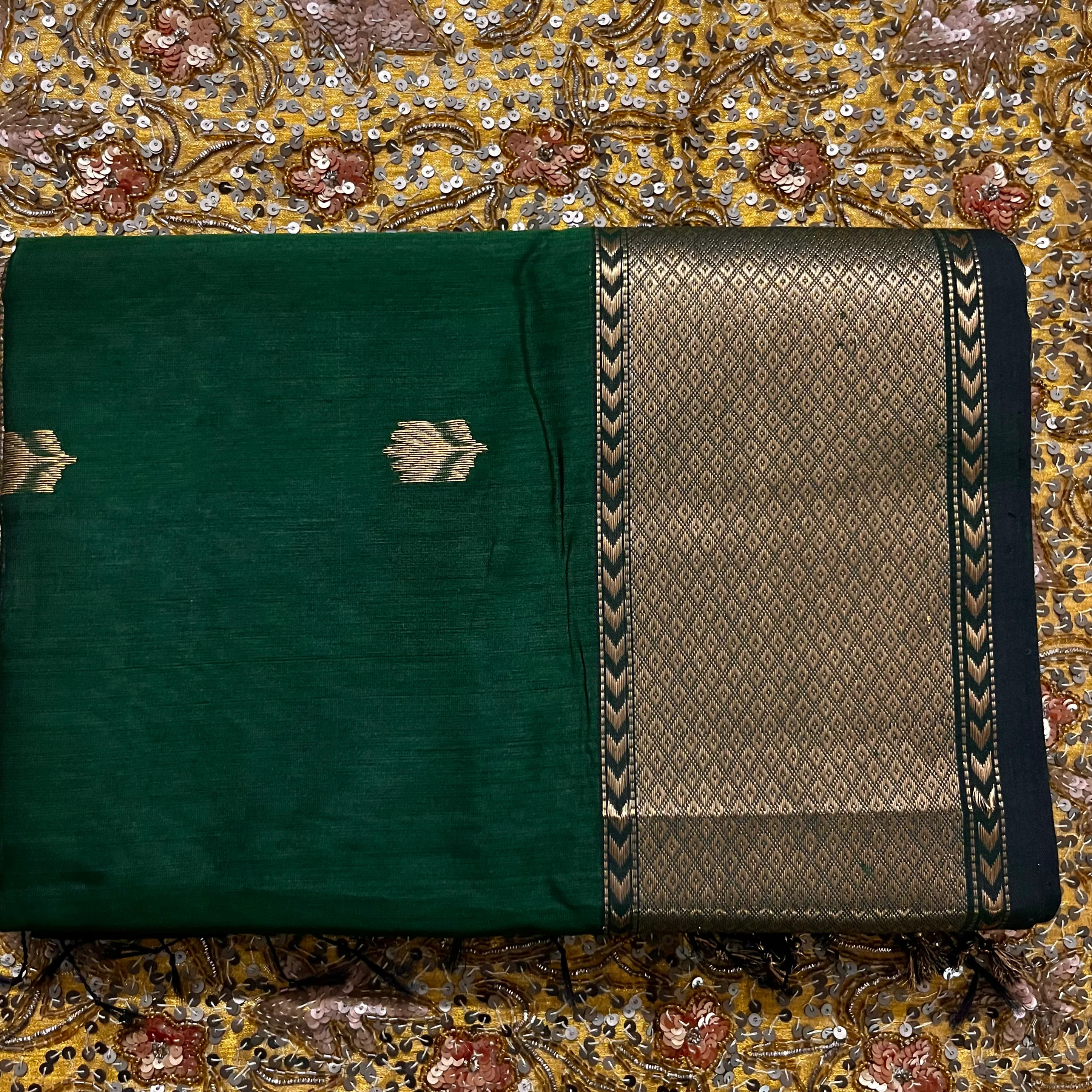 Dark green Maheshwari saree with flower motifs all over - Image 5