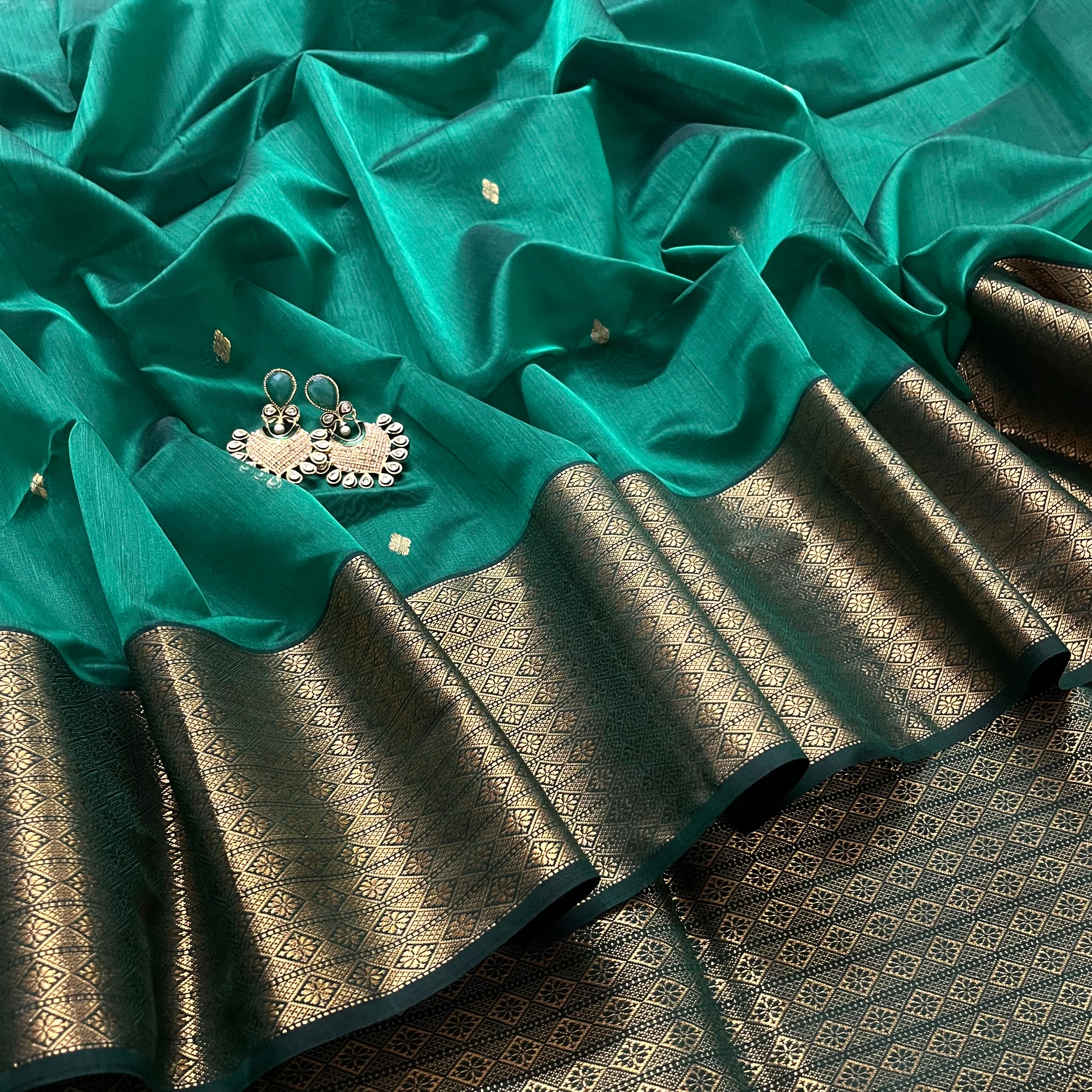 Dark green Maheshwari saree with zari pattern on pallu - Image 6