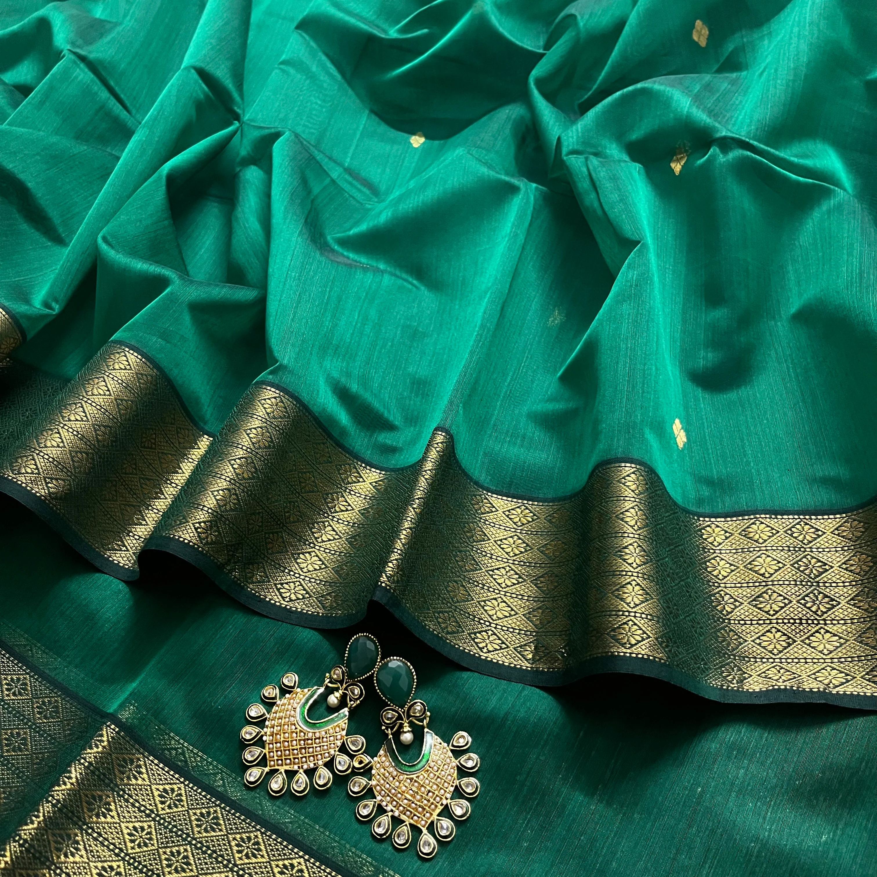 Dark green Maheshwari saree with zari pattern on pallu - Image 7