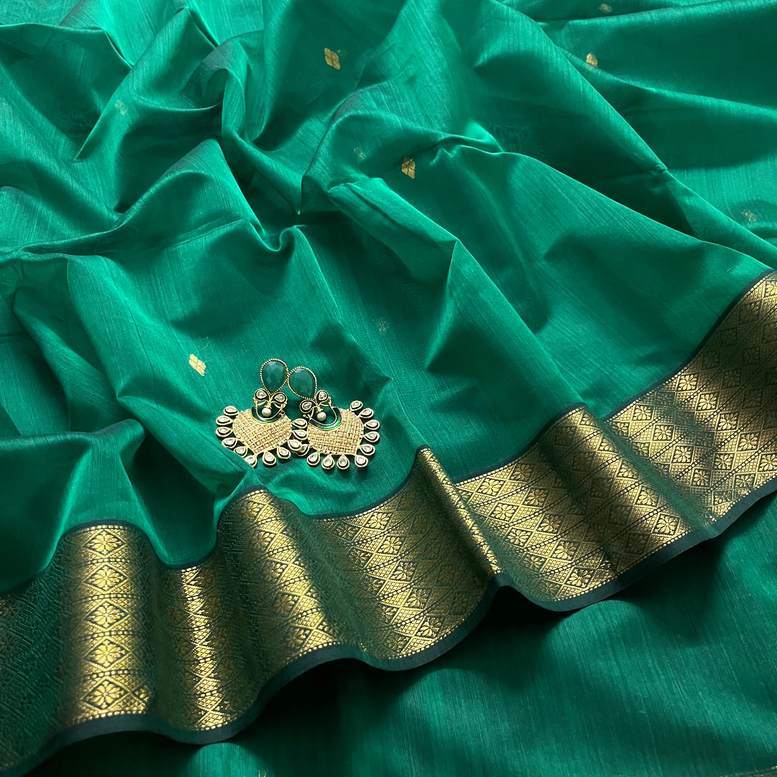 Dark green Maheshwari saree with zari pattern on pallu - Image 8
