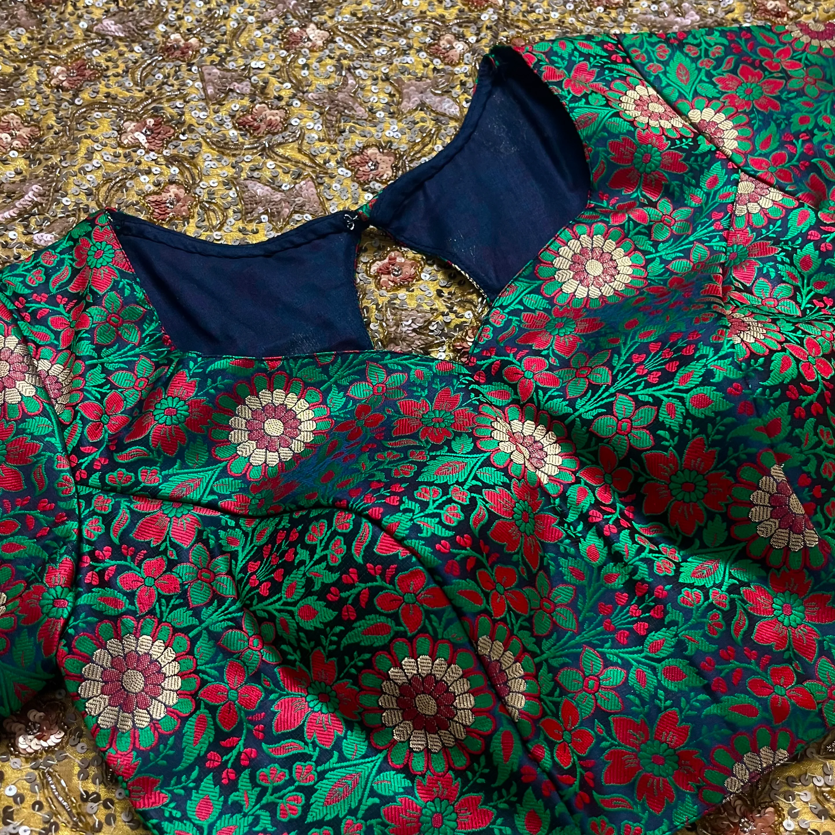 Dark green pre stitched silk blouse - Image 3
