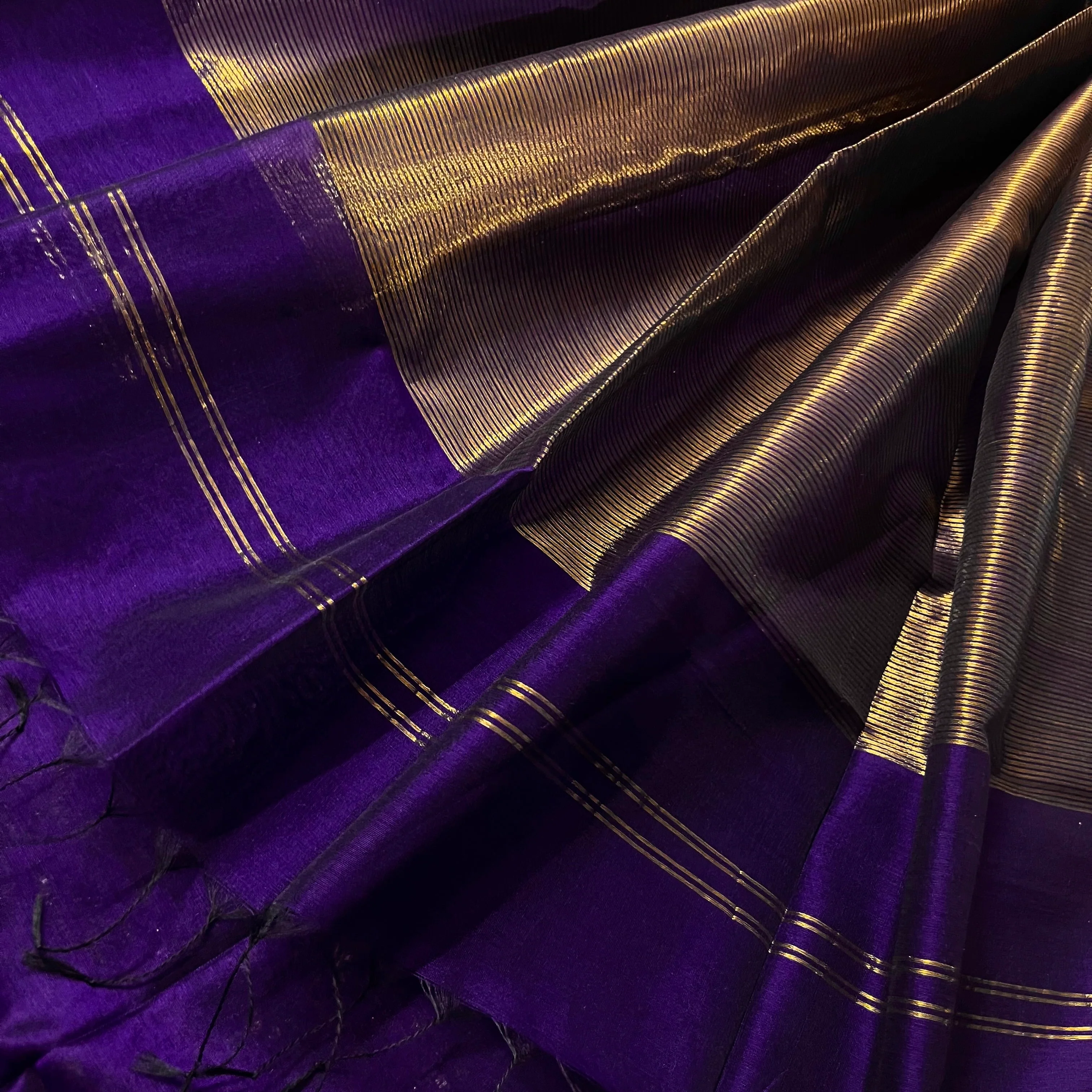 Dark purple and gold maheshwari saree with zari border - Image 3