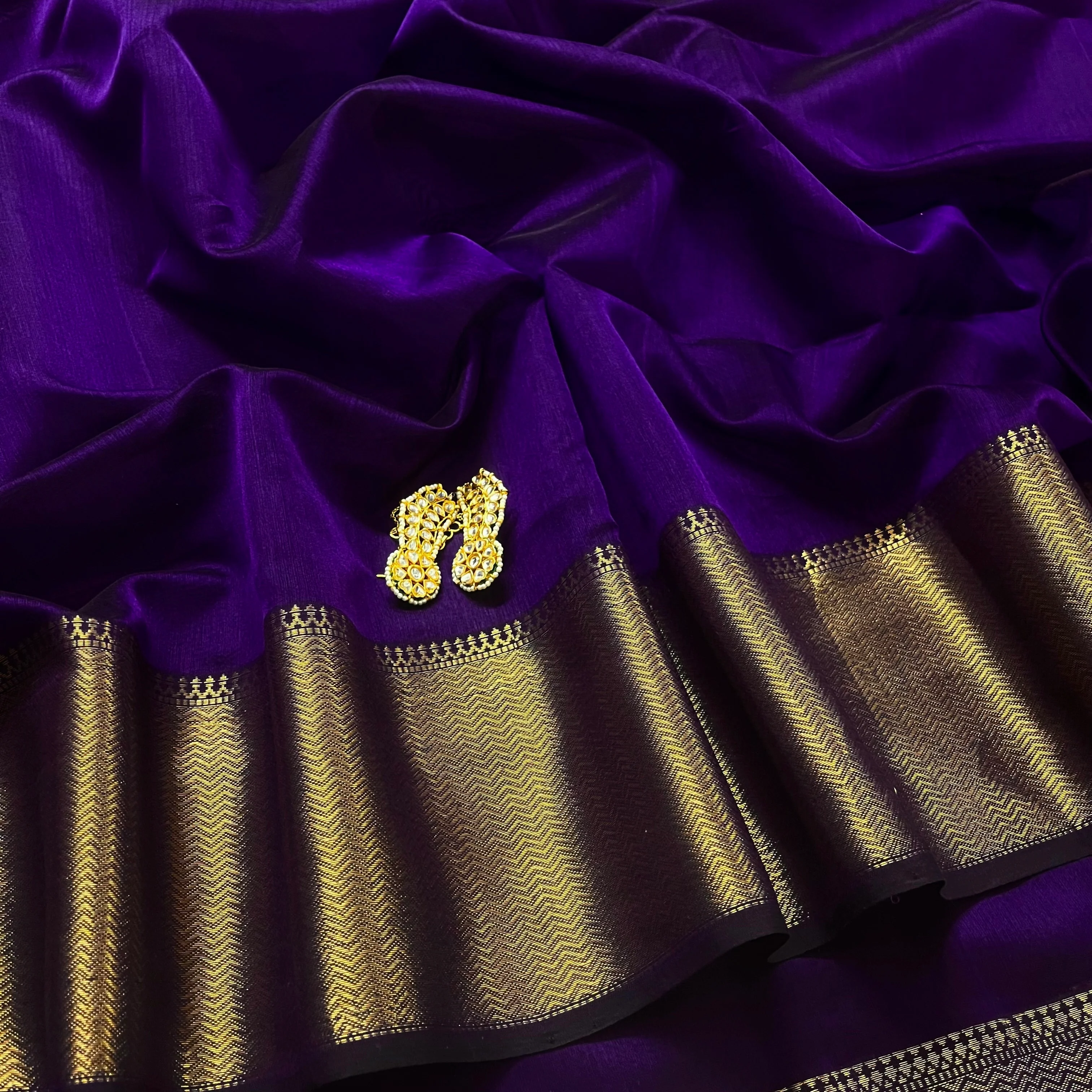 Dark purple Maheshwari saree with zari lines on pallu - Image 4