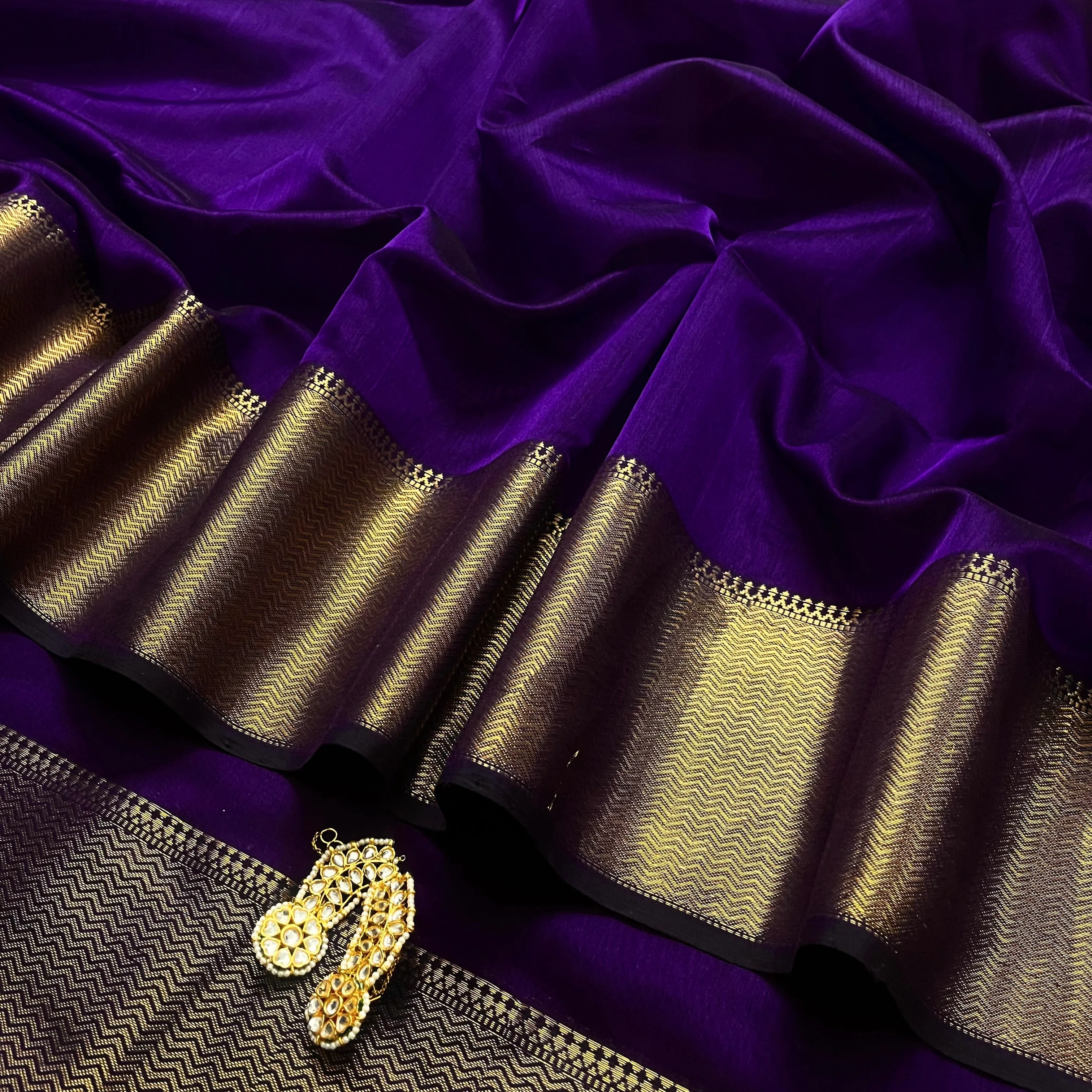 Dark purple Maheshwari saree with zari lines on pallu - Image 5