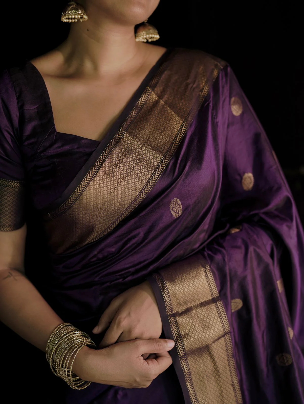 Dark purple Maheshwari silk saree with zari bootis all over - Image 9