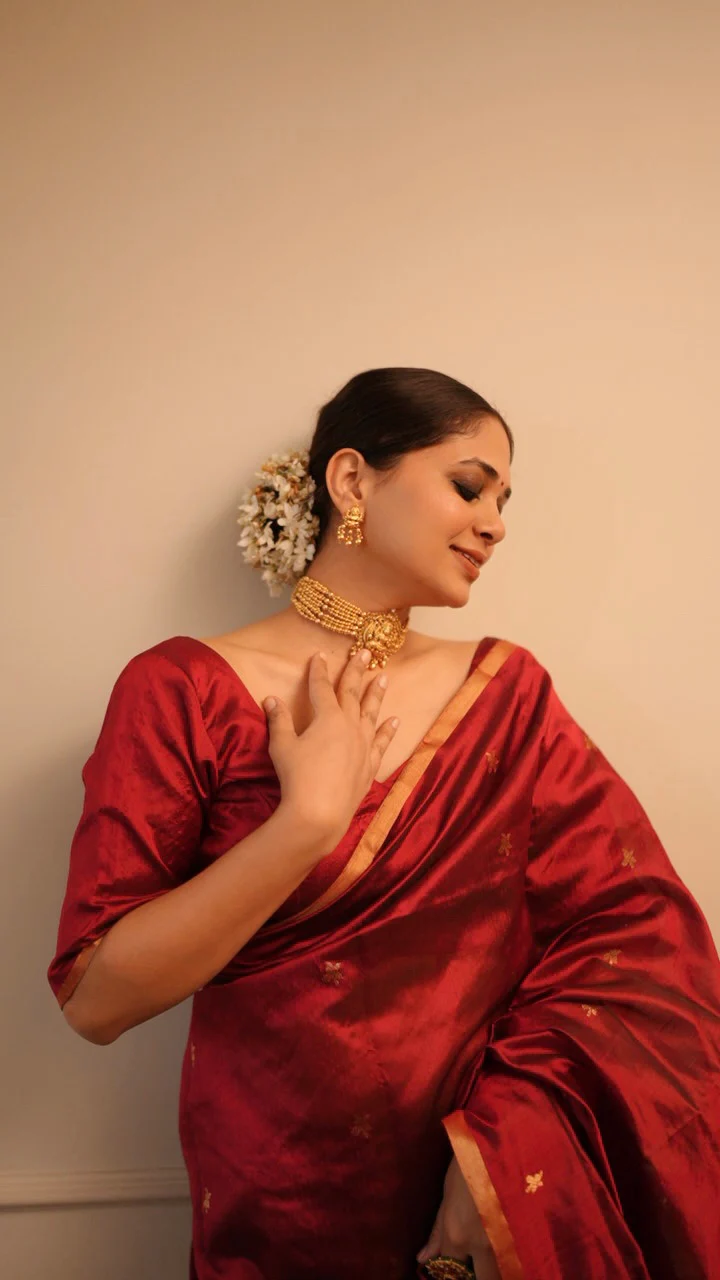 Deep maroon chanderi silk saree with flower bootis all over - Image 11