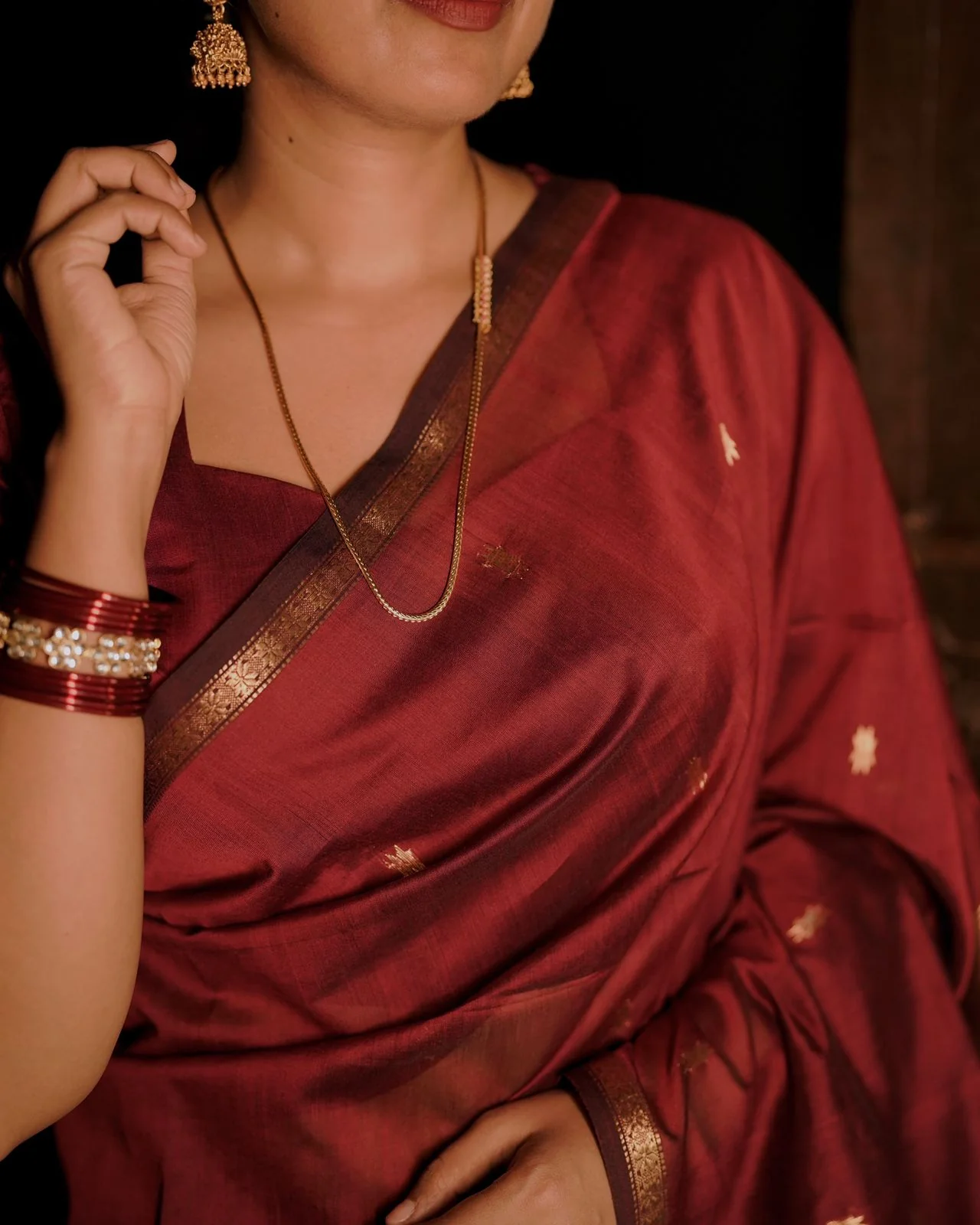 Deep maroon Maheshwari saree with flower bootis all over - Image 5