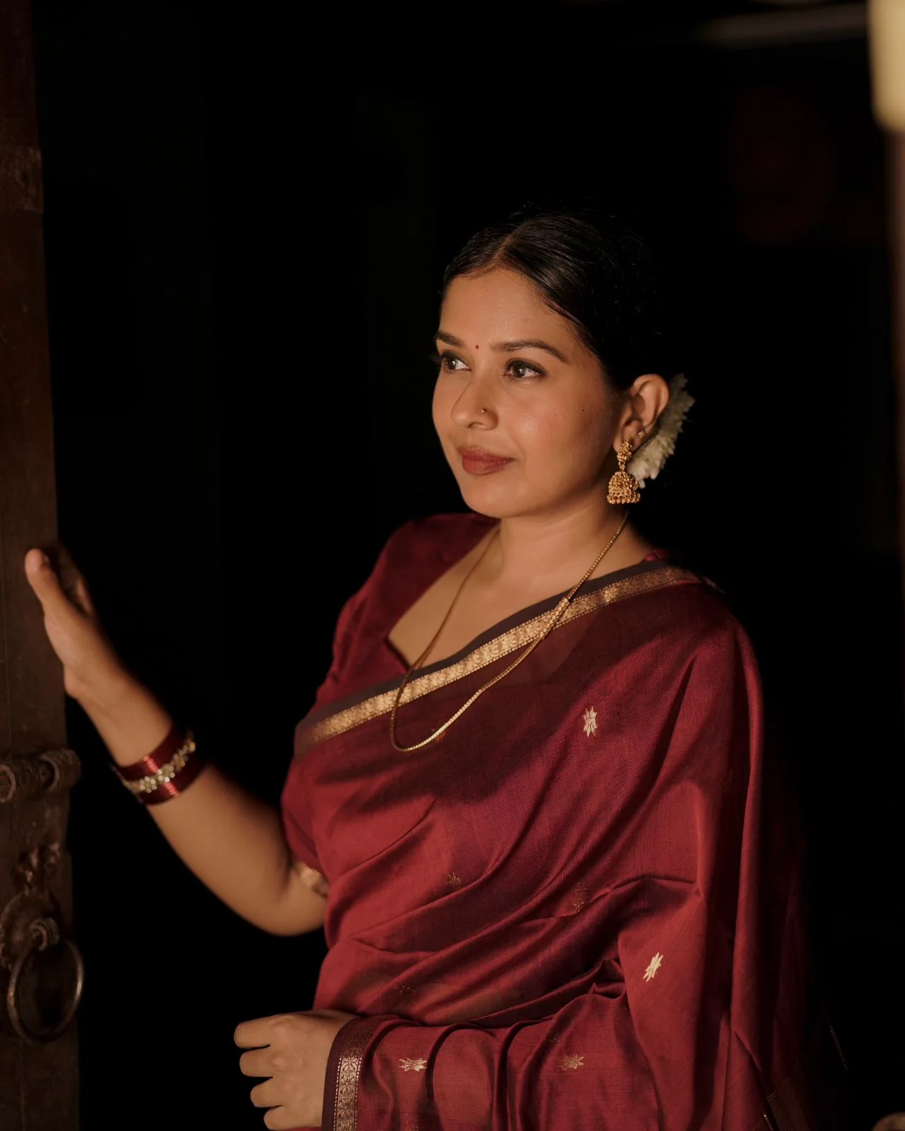 Deep maroon Maheshwari saree with flower bootis all over - Image 7