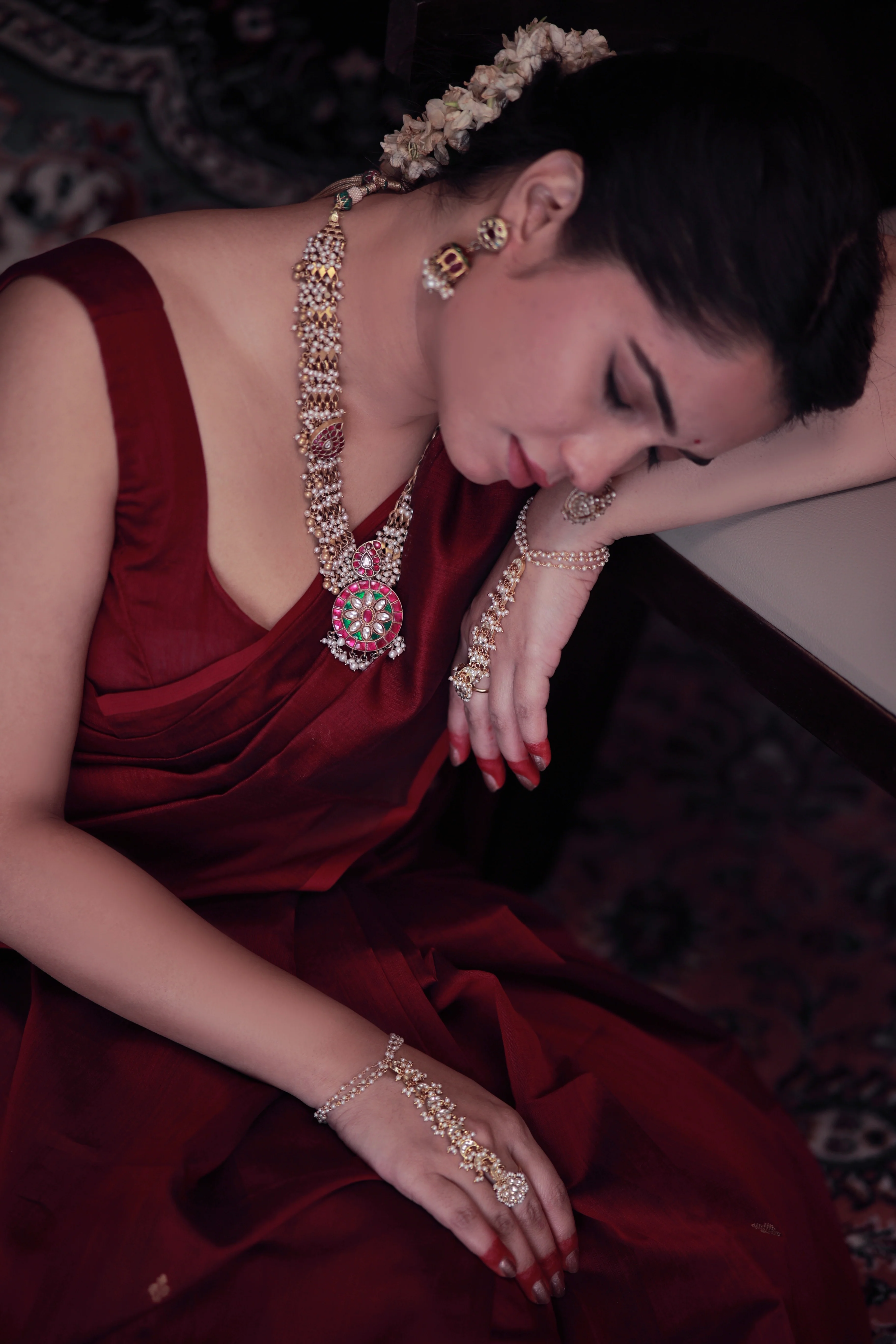 Deep maroon Maheshwari saree with zari bootis all over - Image 10