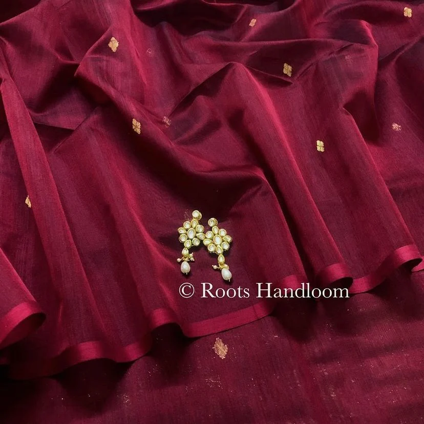 Deep maroon Maheshwari saree with zari bootis all over - Image 11