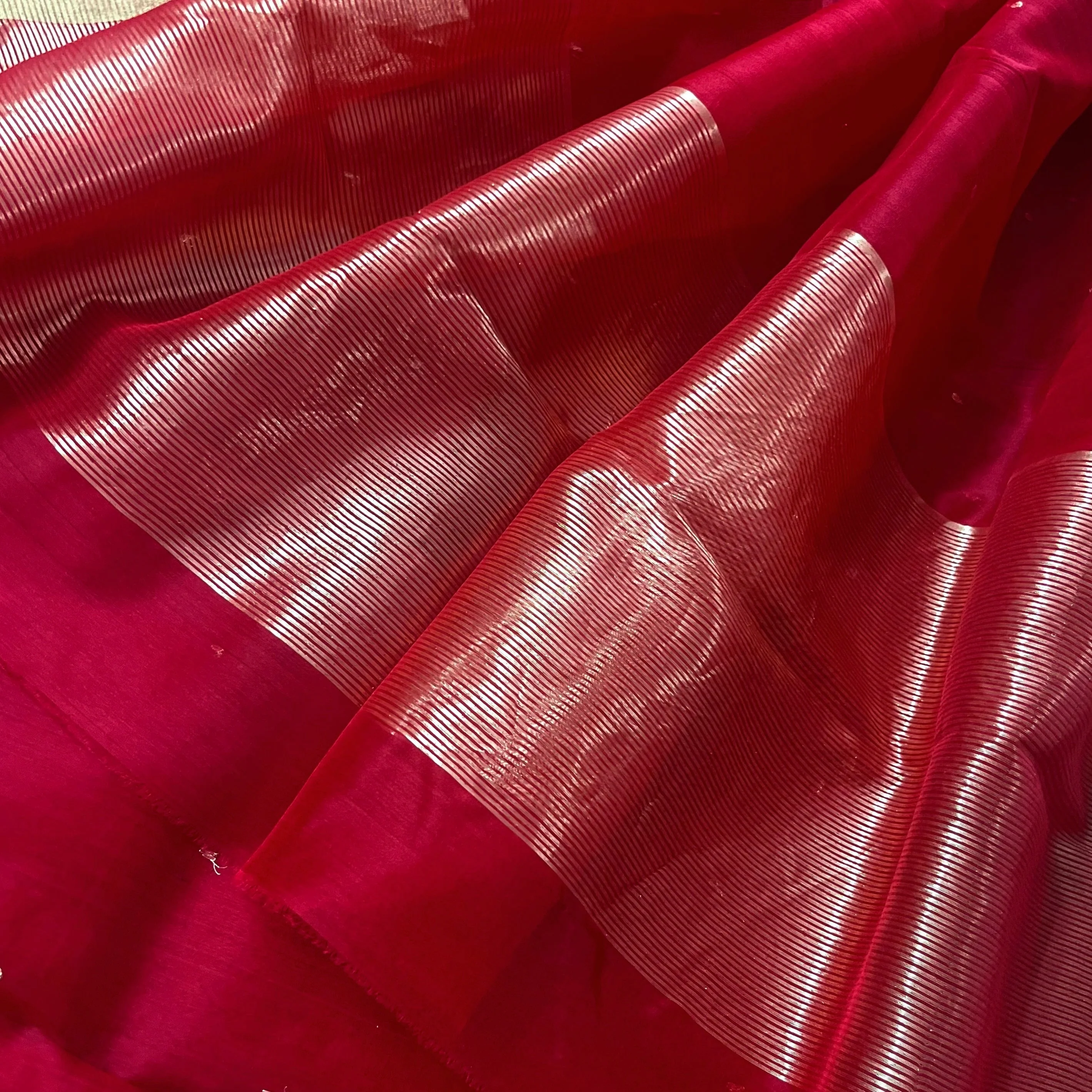 Deep red chanderi organza silk saree with zari bootis all over - Image 4