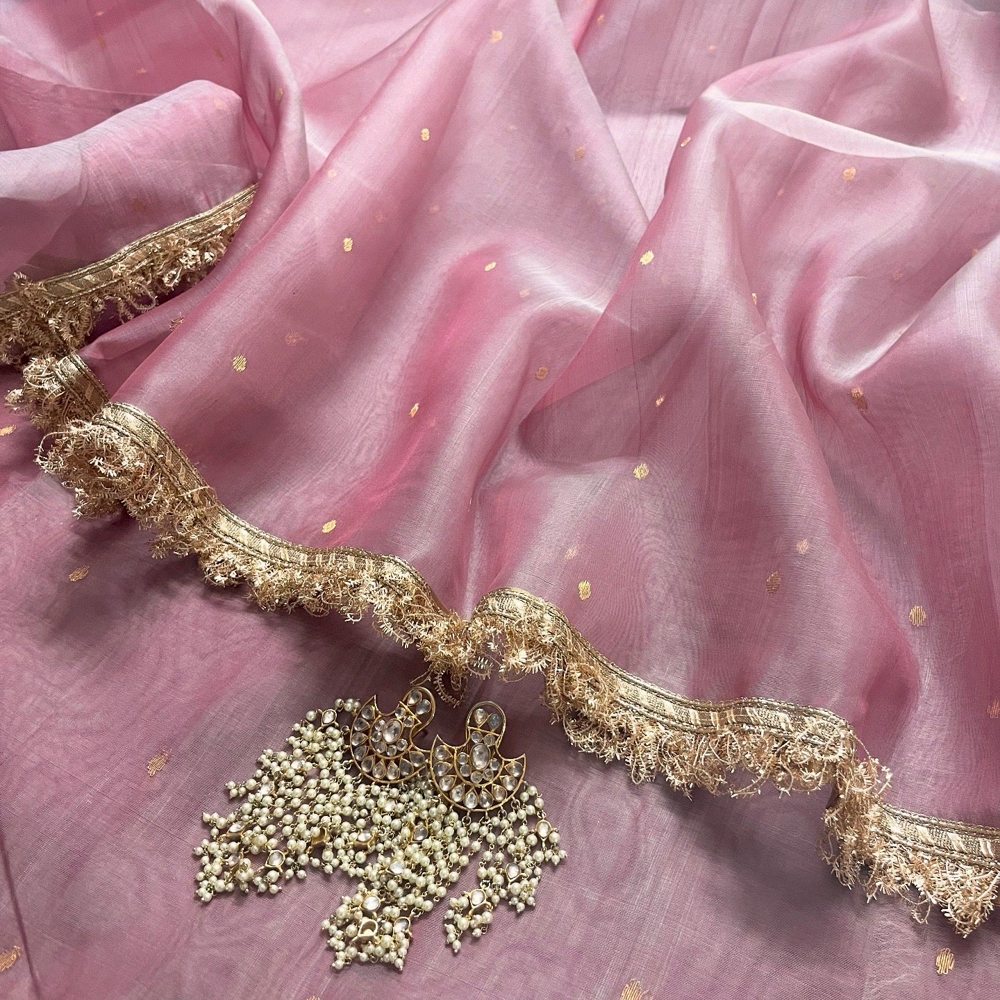 Dusty Pink Chanderi silk saree with zari bootis and zari border all over - Image 6