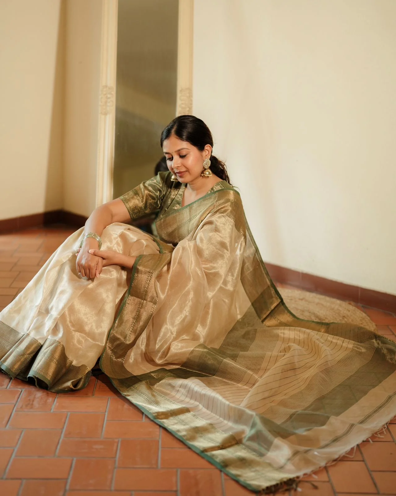 Cream Gold and green Maheshwari tissue silk saree with zari pattern on pallu - Image 10
