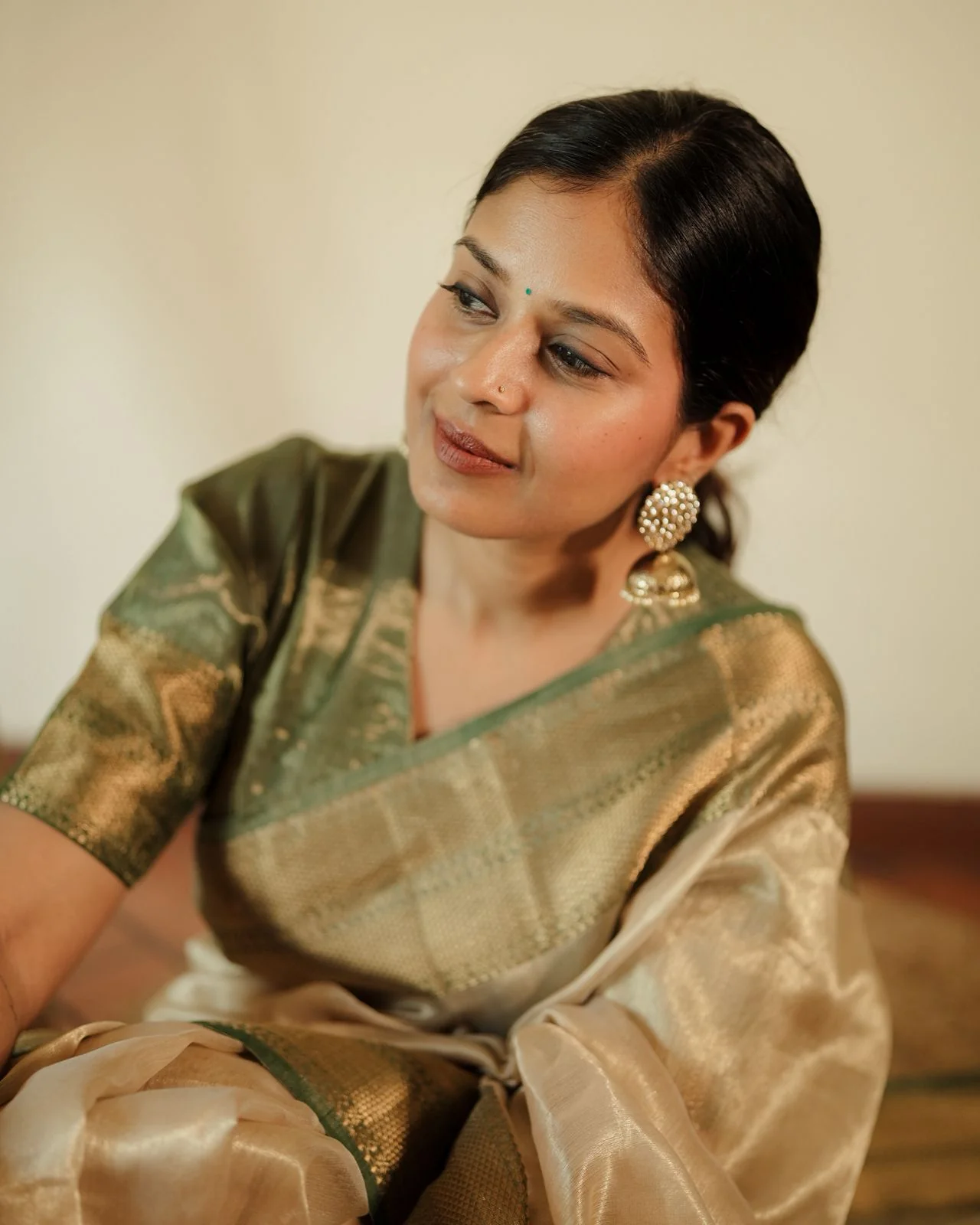 Cream Gold and green Maheshwari tissue silk saree with zari pattern on pallu - Image 16