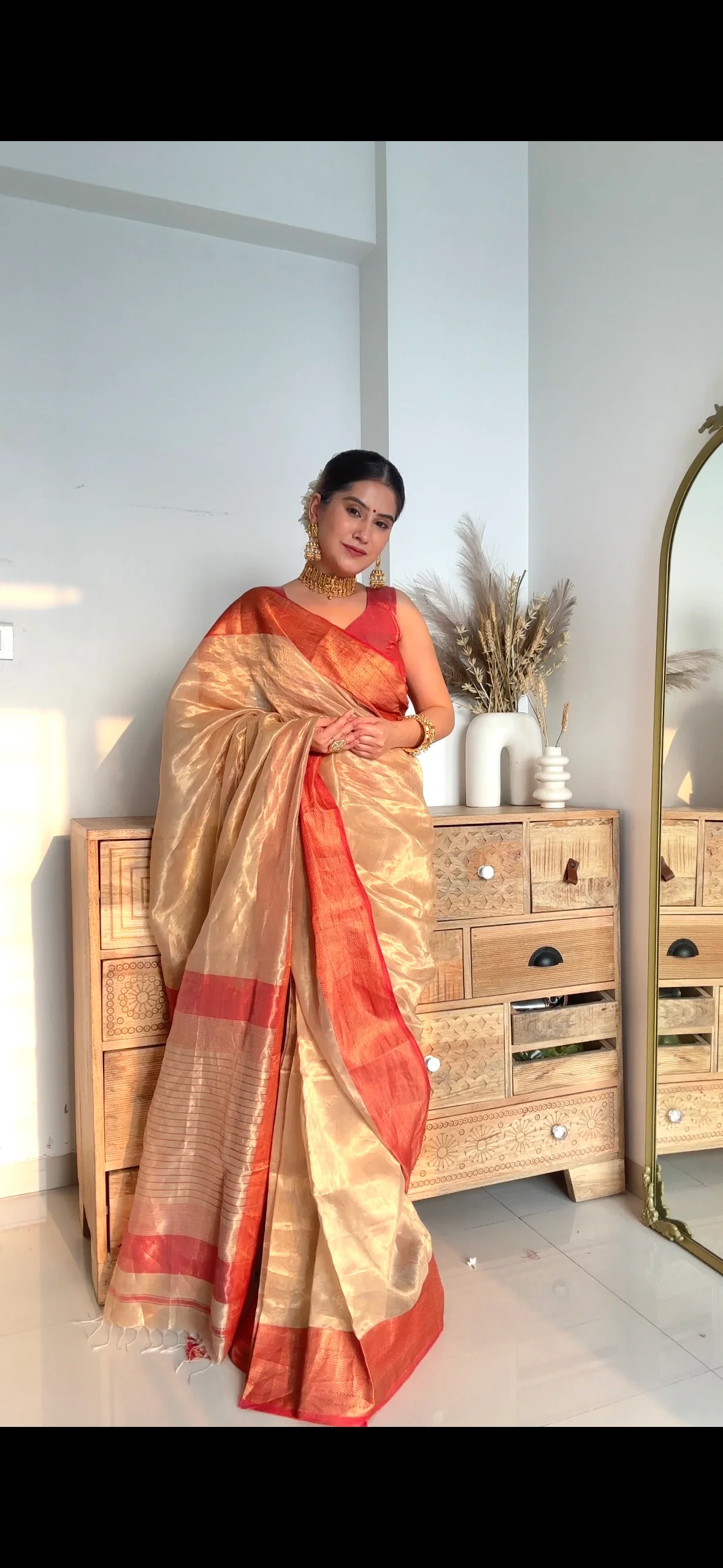 Gold & red maheshwari tissue silk saree with zari border - Image 4