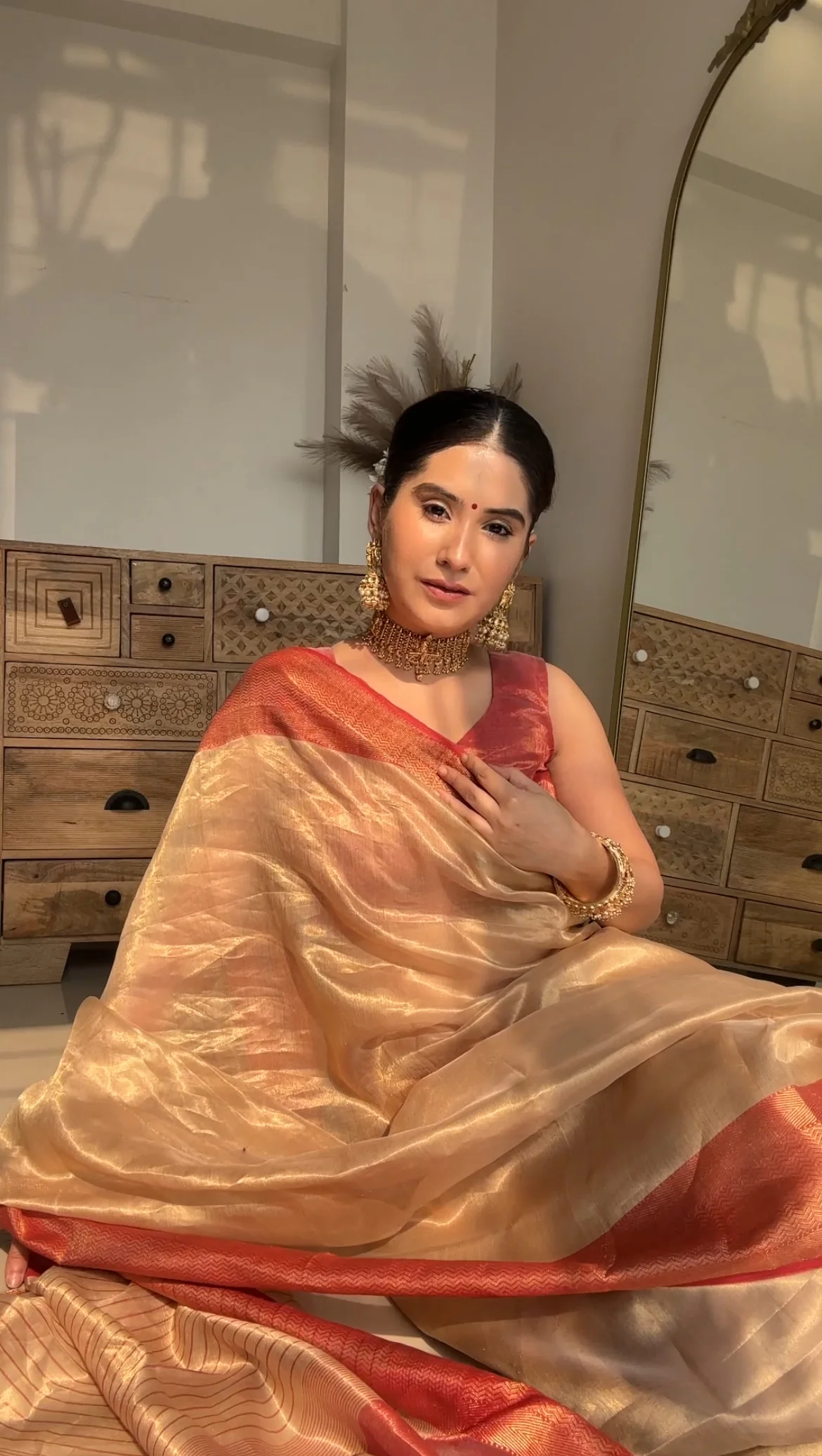 Gold & red maheshwari tissue silk saree with zari border - Image 7