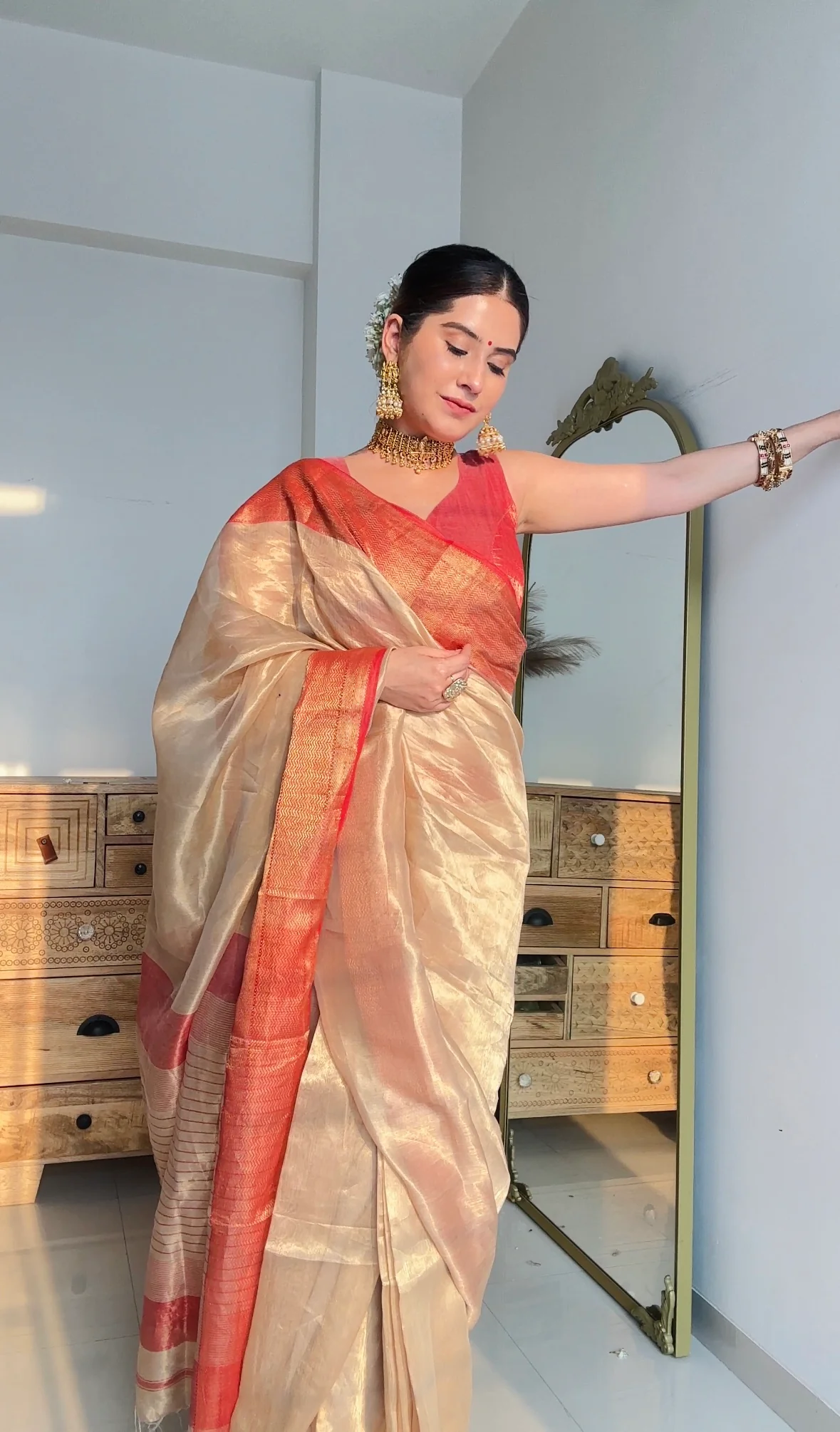 Gold & red maheshwari tissue silk saree with zari border - Image 9