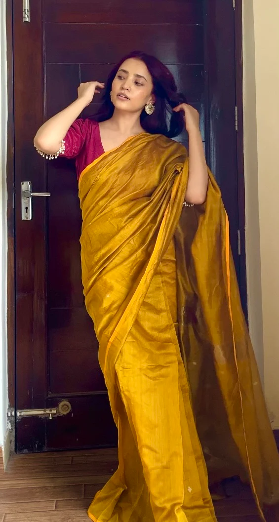 Gold mustard maheshwari saree with zari bootis all over - Image 10