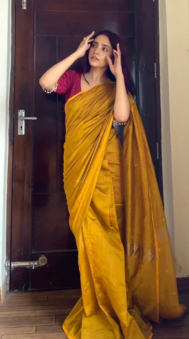 Gold mustard maheshwari saree with zari bootis all over - Image 11