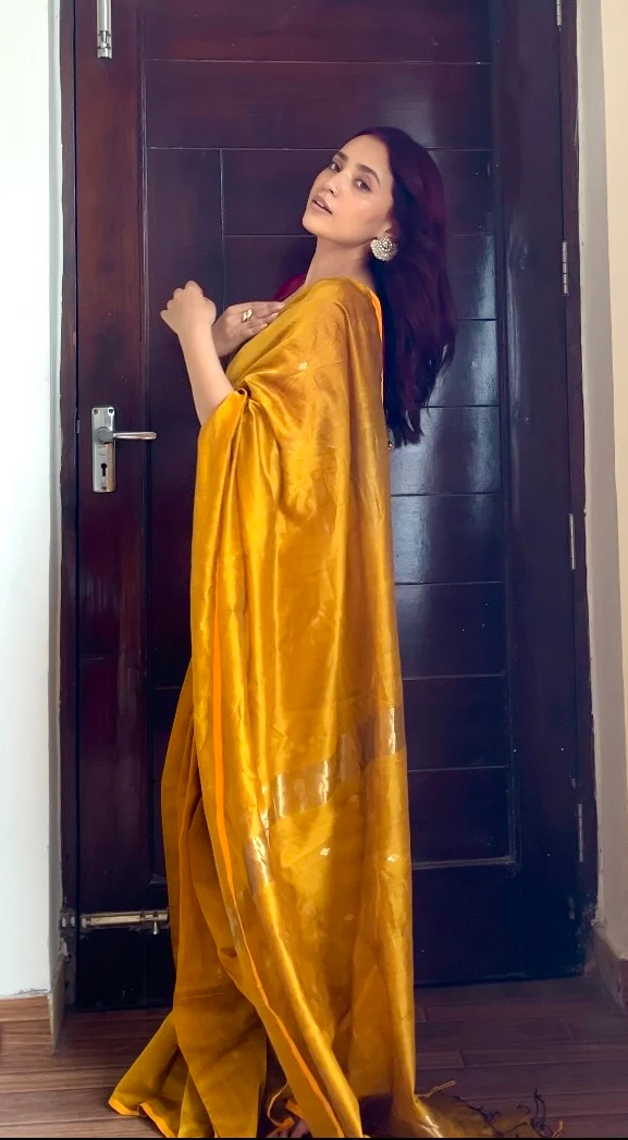 Gold mustard maheshwari saree with zari bootis all over - Image 12