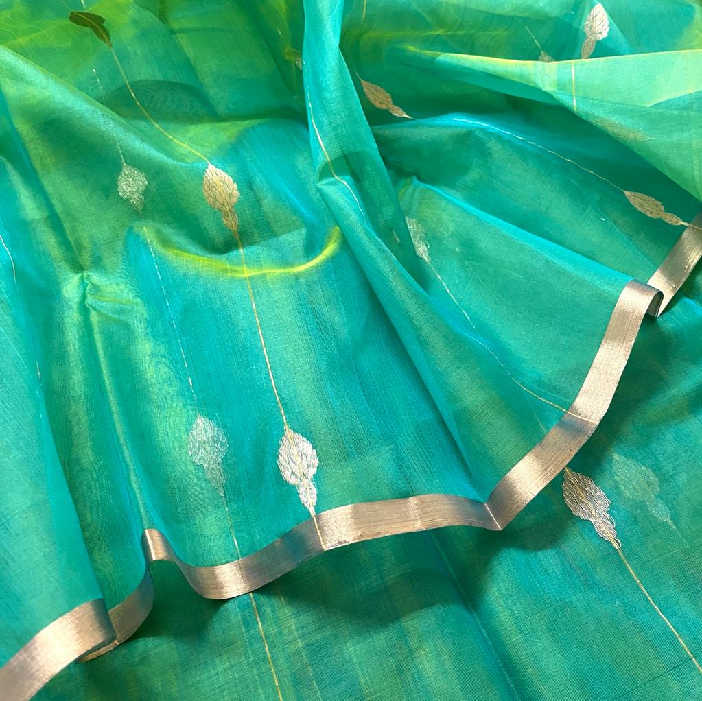 Green and gold dual tone chanderi organza silk saree with jhumka motifs all over - Image 10
