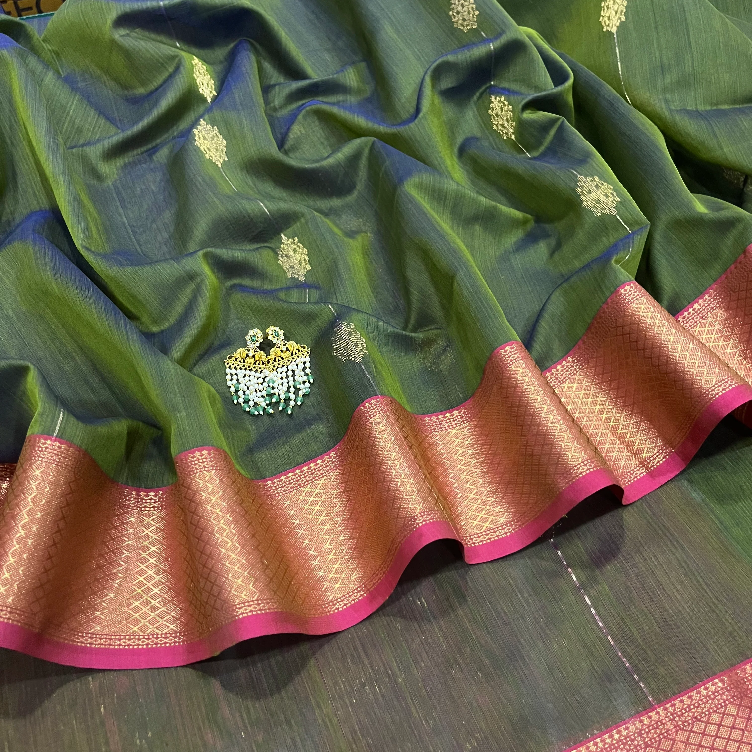 Green and pink dual tone Maheshwari saree with zari motifs all over - Image 2