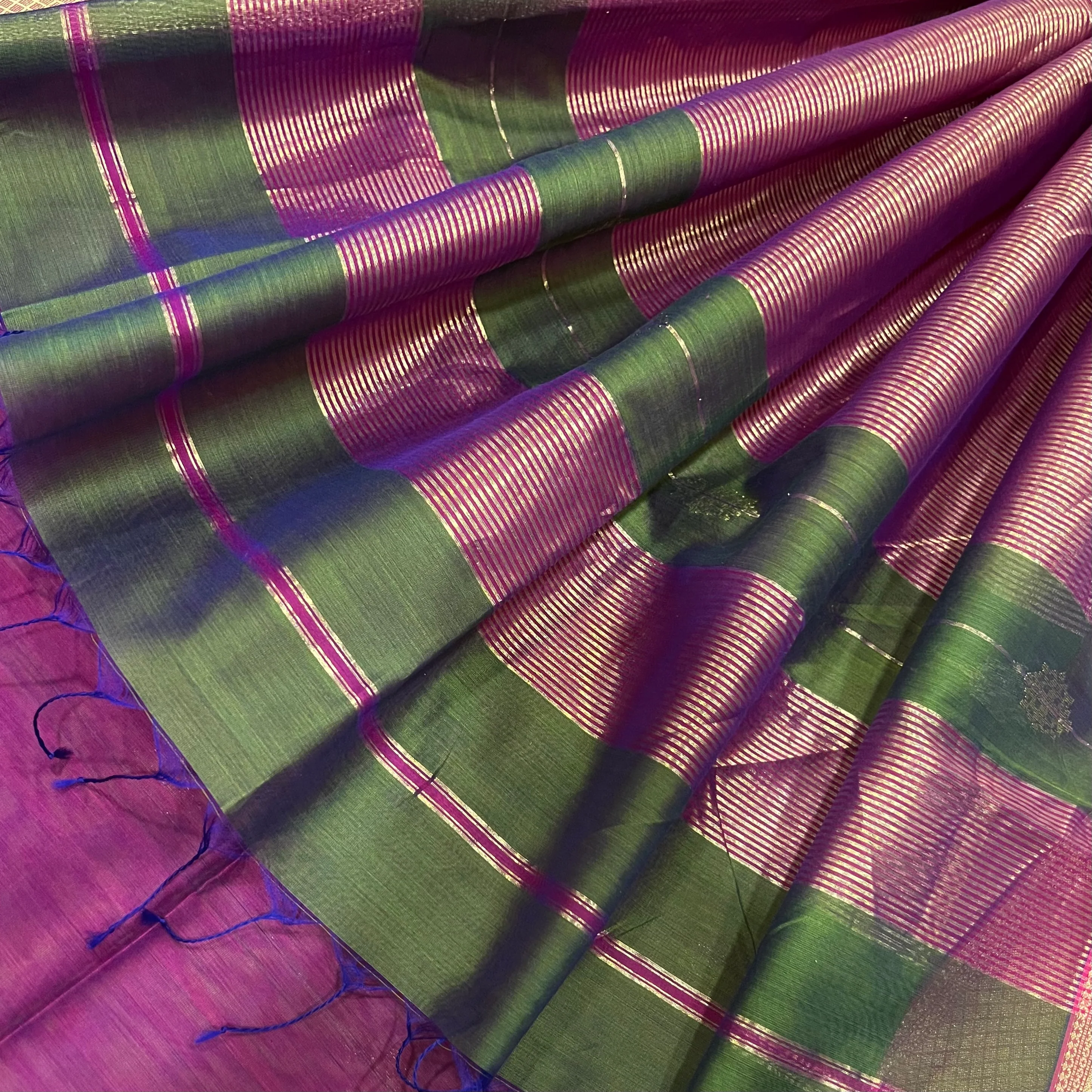Green and pink dual tone Maheshwari saree with zari motifs all over - Image 3