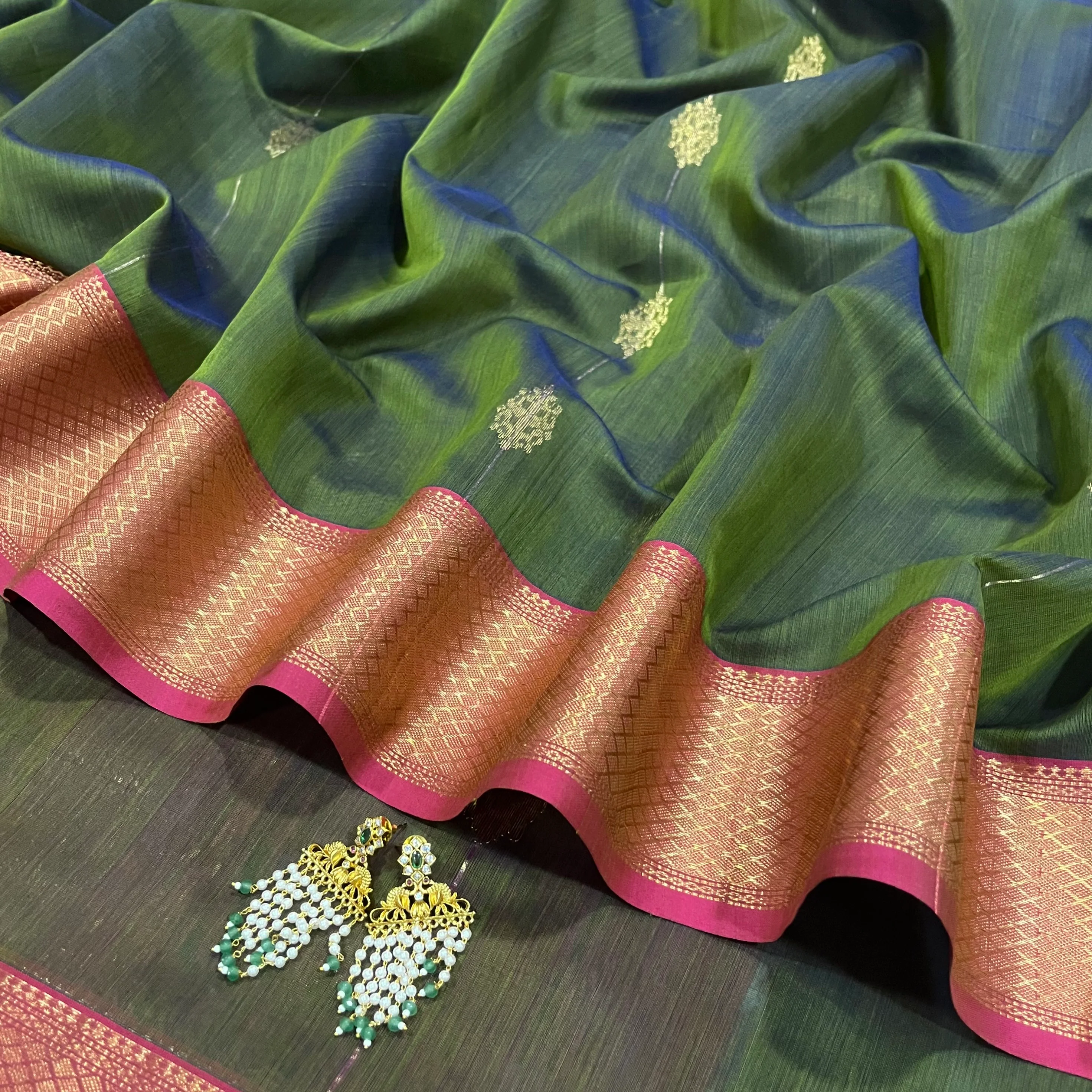 Green and pink dual tone Maheshwari saree with zari motifs all over - Image 4