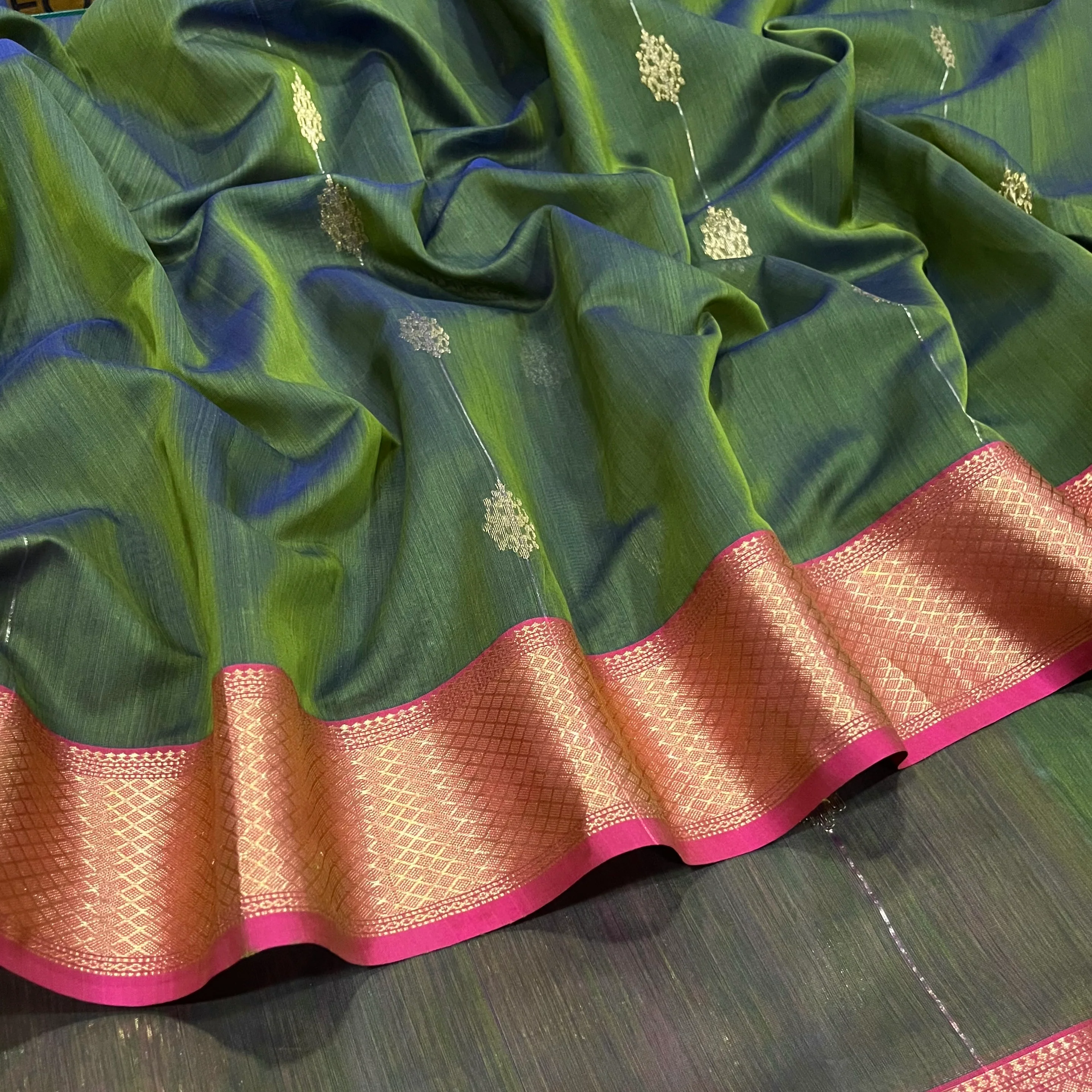 Green and pink dual tone Maheshwari saree with zari motifs all over - Image 5