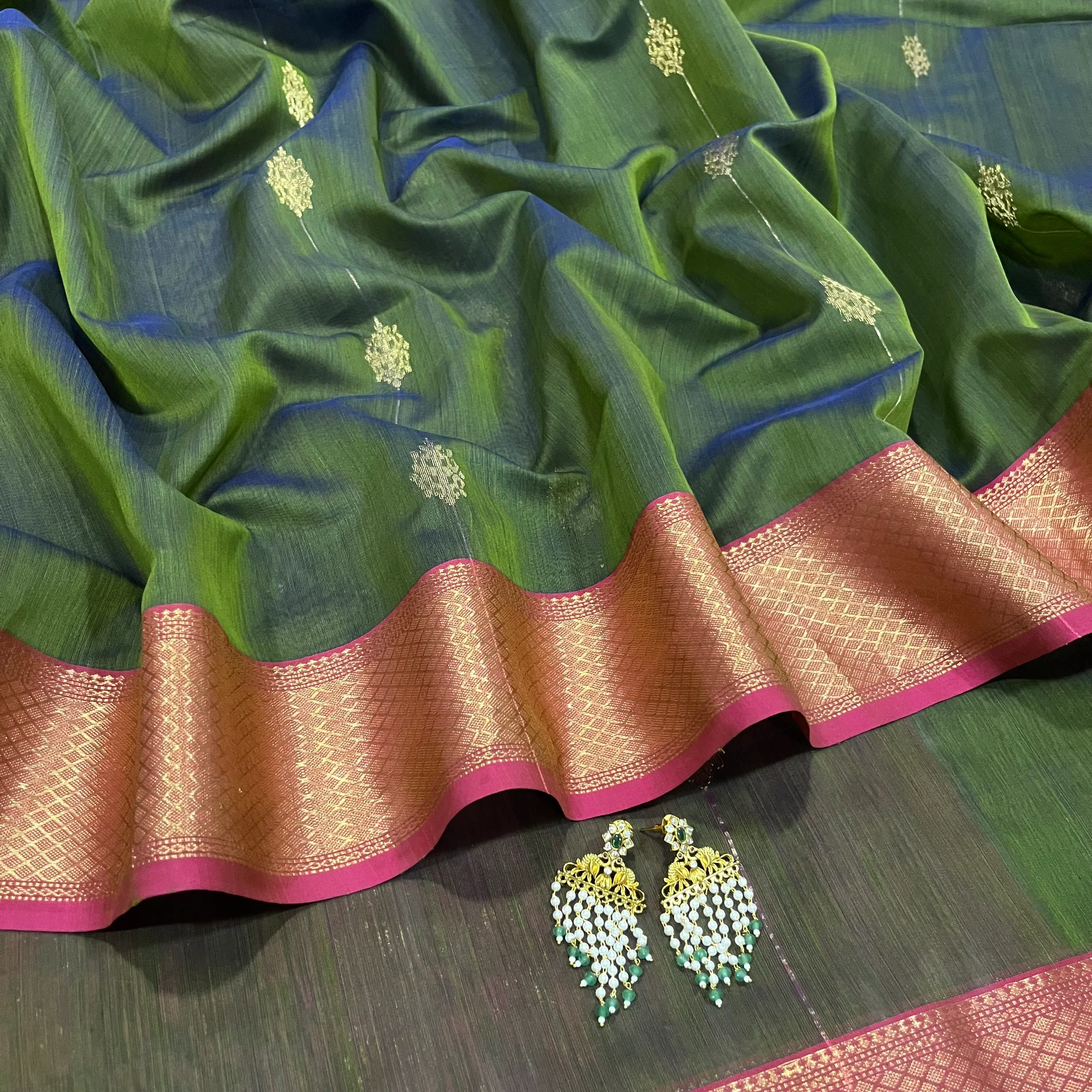 Green and pink dual tone Maheshwari saree with zari motifs all over - Image 6