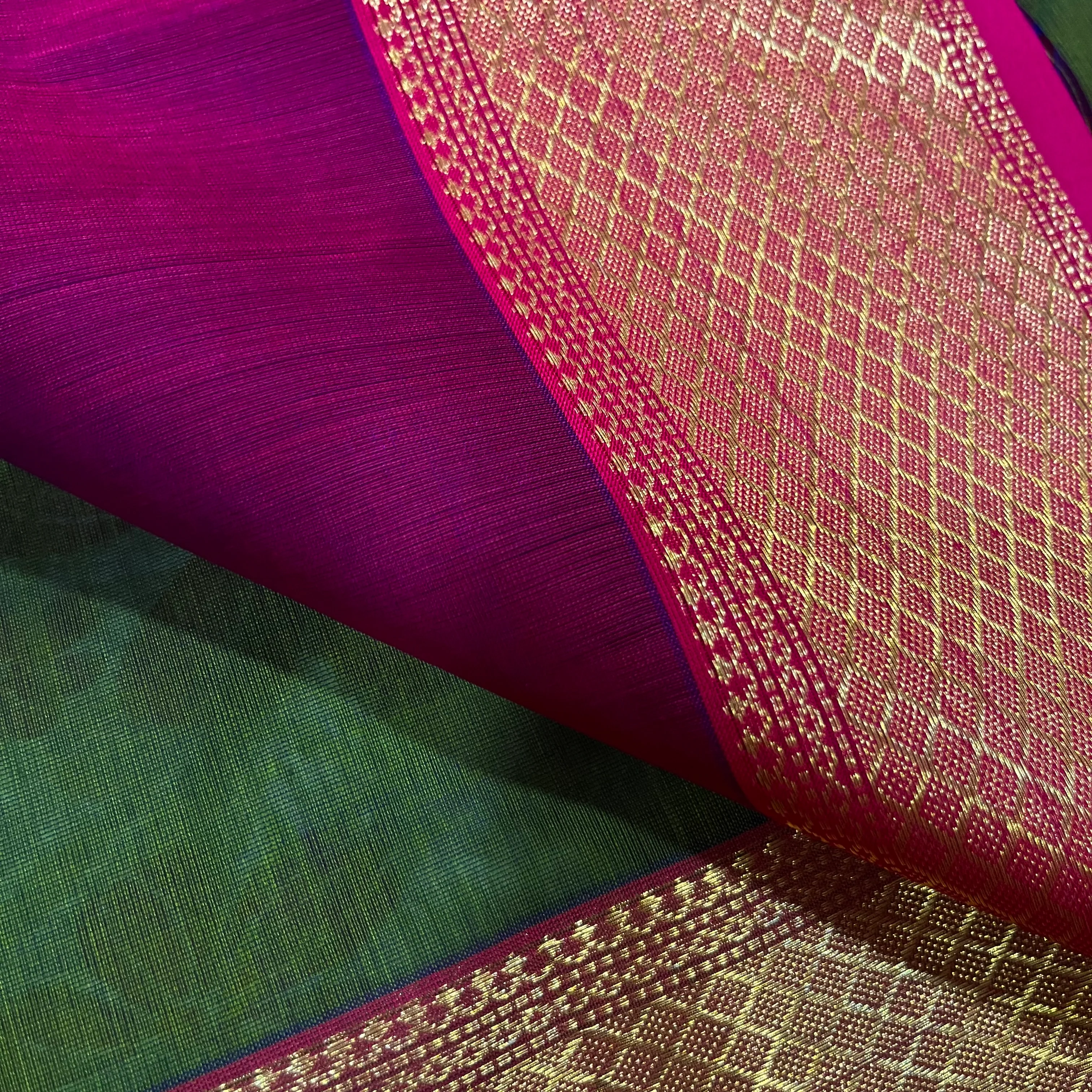 Green and pink dual tone Maheshwari saree with zari motifs all over - Image 7