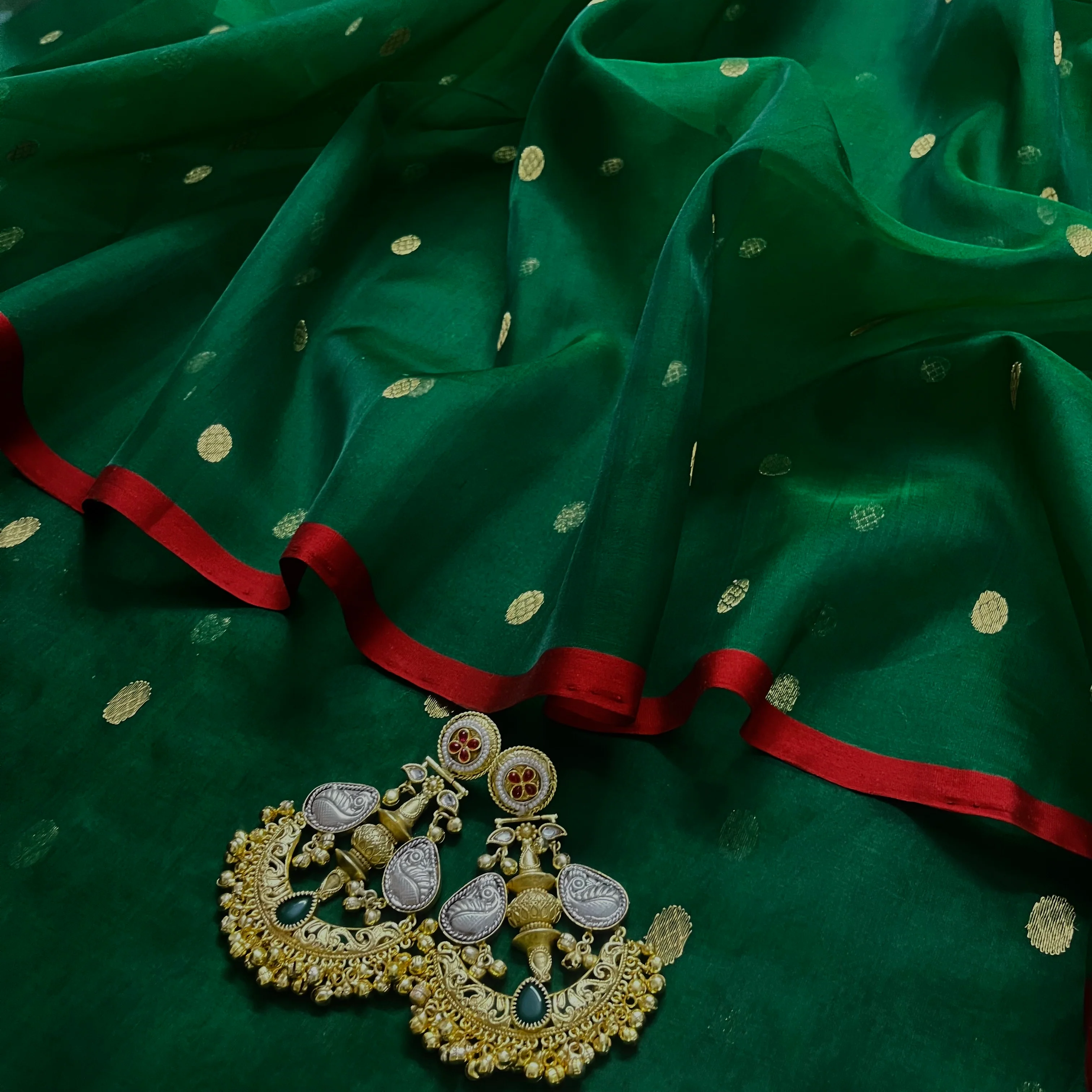 Green & red Chanderi silk saree with zari bootis all over - Image 15