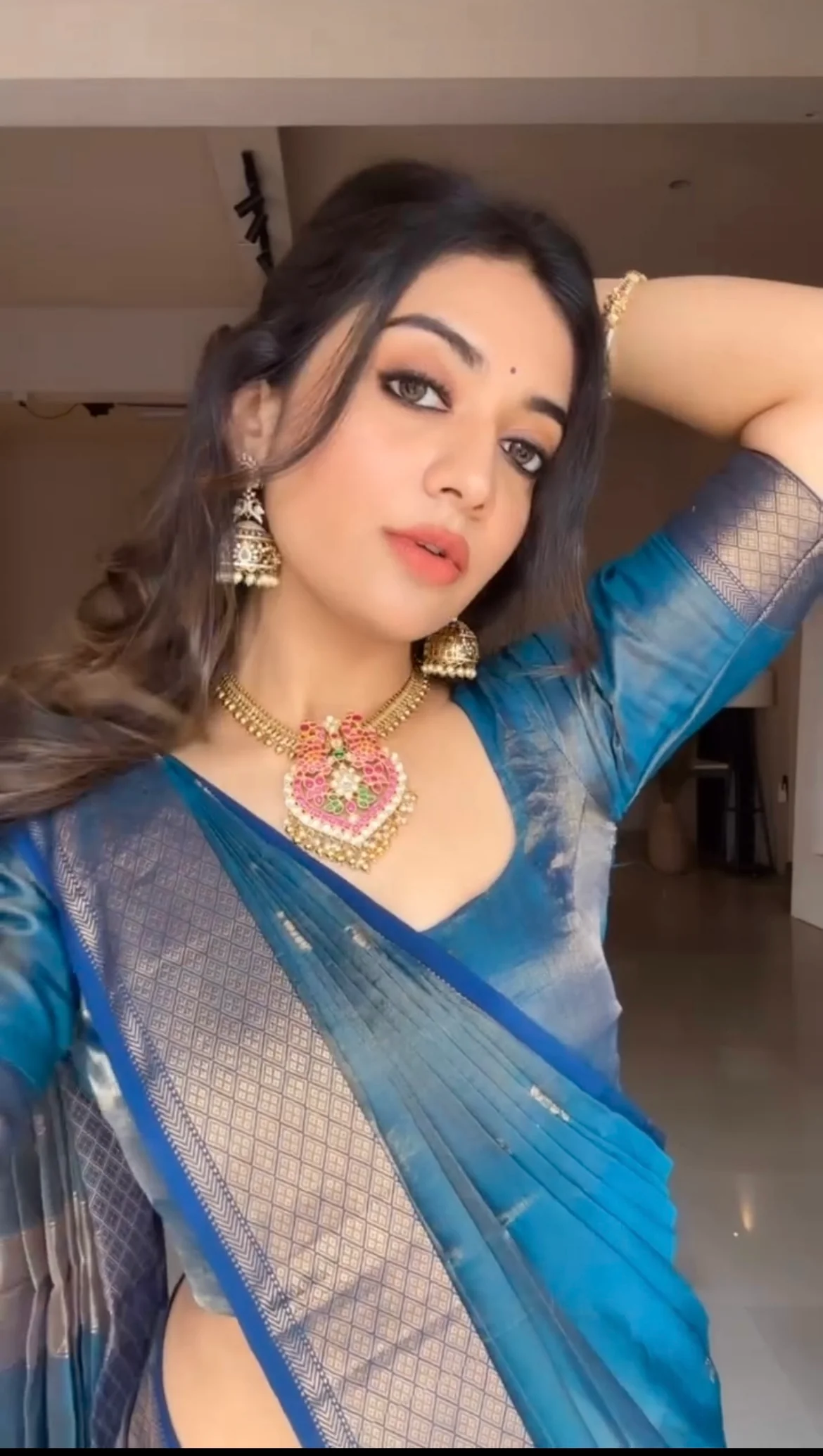 Peacock blue maheshwari tissue silk saree with flower motifs all over - Image 3