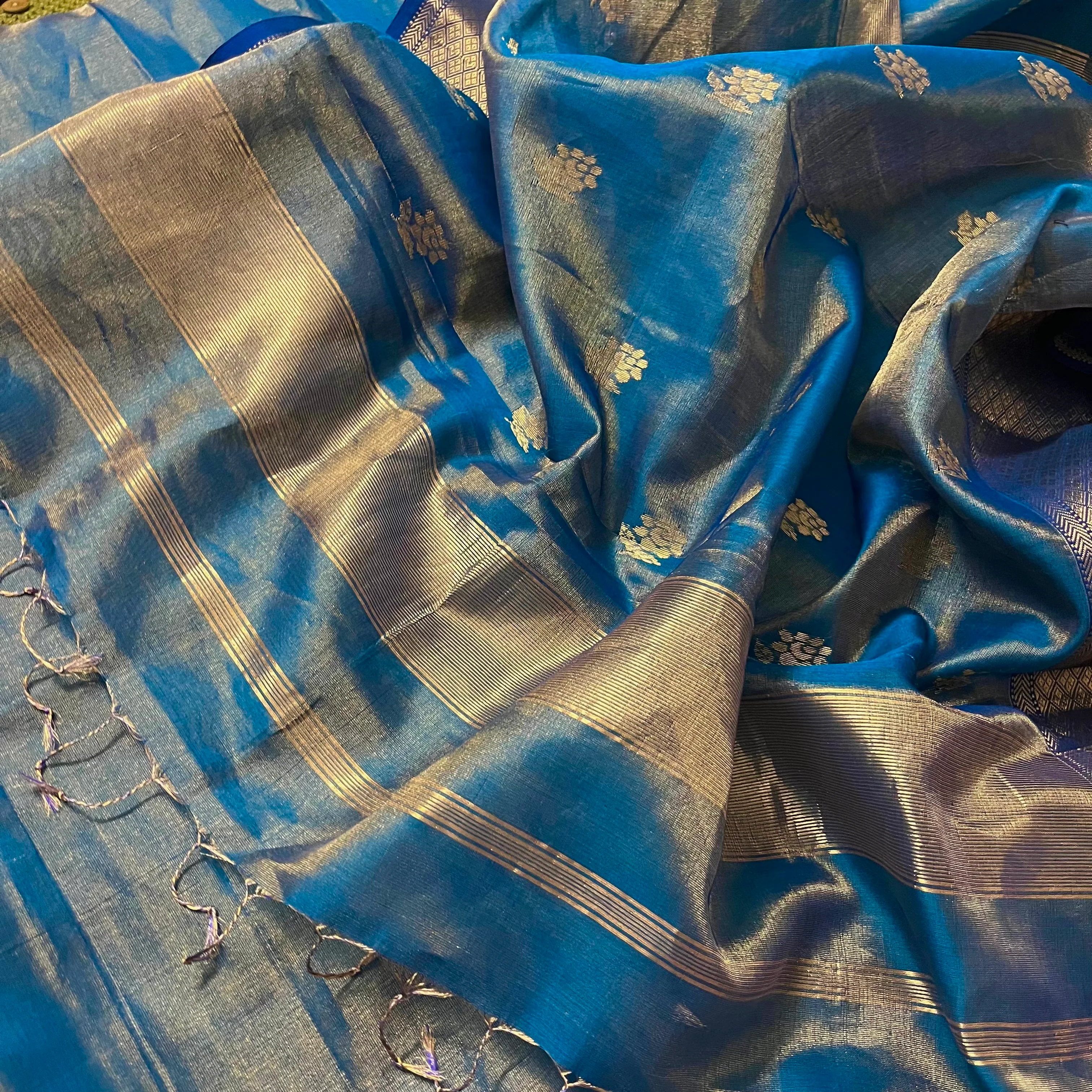Peacock blue maheshwari tissue silk saree with flower motifs all over - Image 4