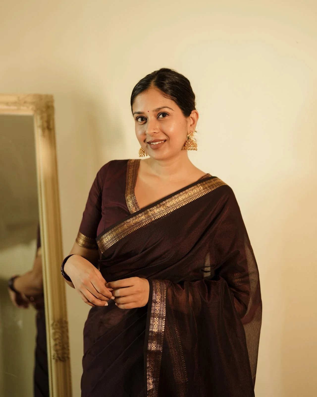 Mahogany Maheshwari saree with zari border and zari lines on pallu - Image 4