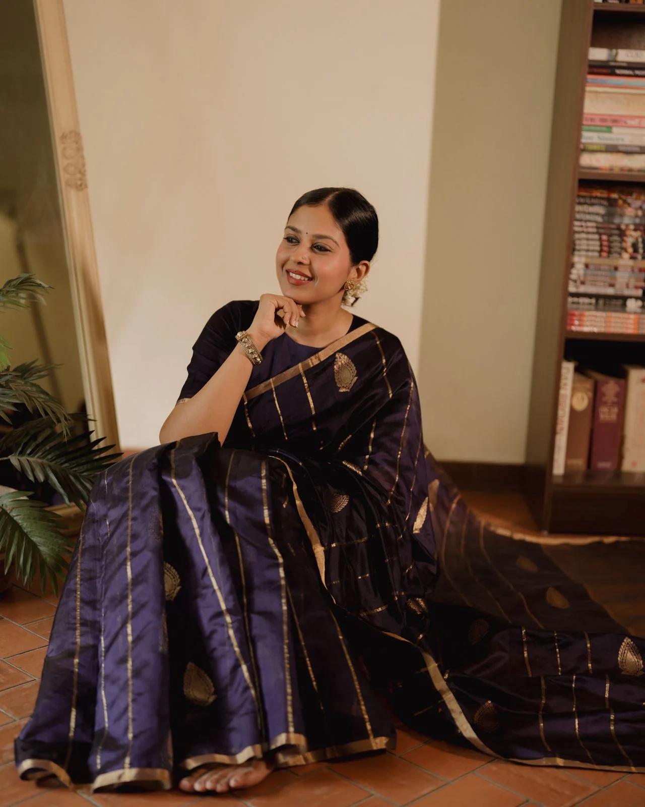 Midnight blue Chanderi silk saree with zari motifs all over - Image 15