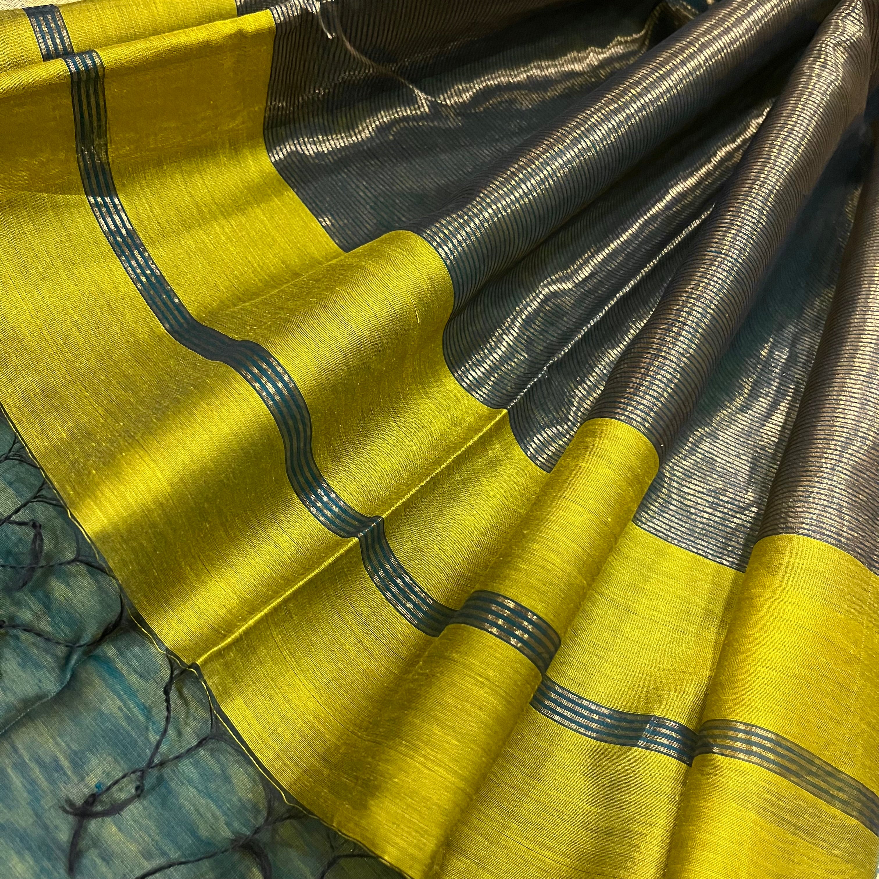 Mustard and green Maheshwari saree with flower motifs all over - Image 2